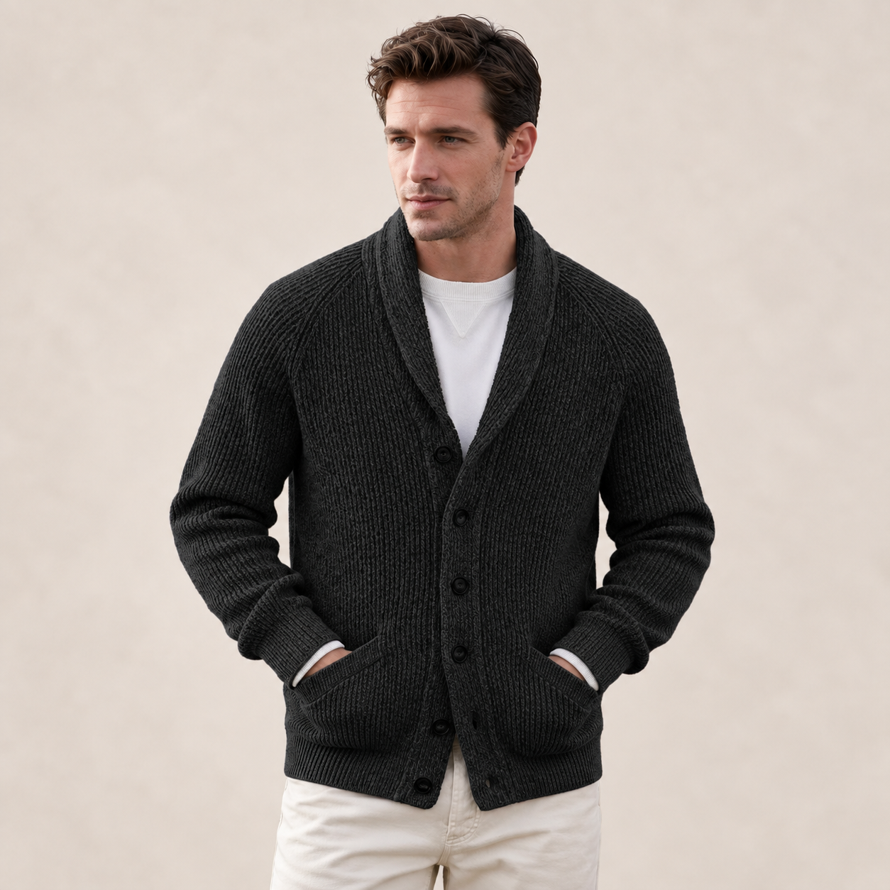 Emanuele Vintage-Strickjacke in Schwarz – Vorderansicht am Model