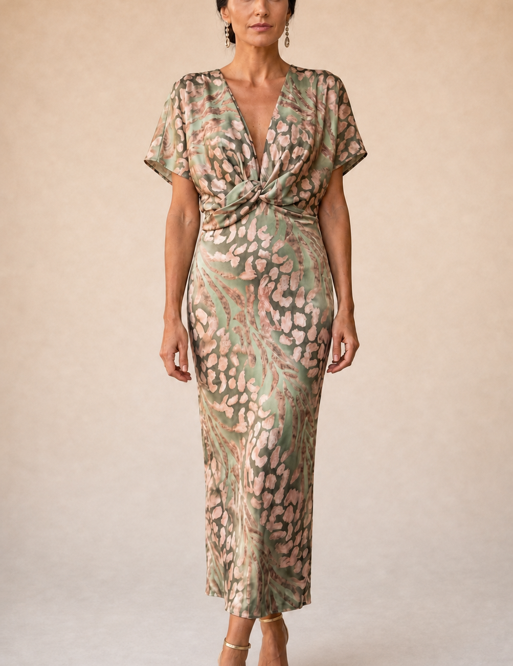 Claudia în rochie maxi cu imprimeu, vedere frontală pe fundalul oficial EVA