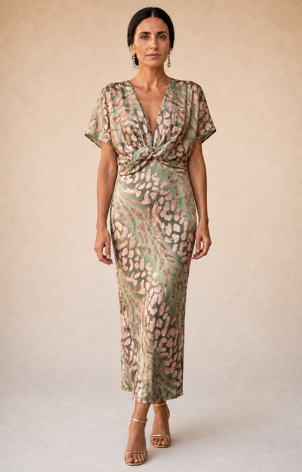 Claudia în rochie maxi cu imprimeu, vedere frontală pe fundalul oficial EVA
