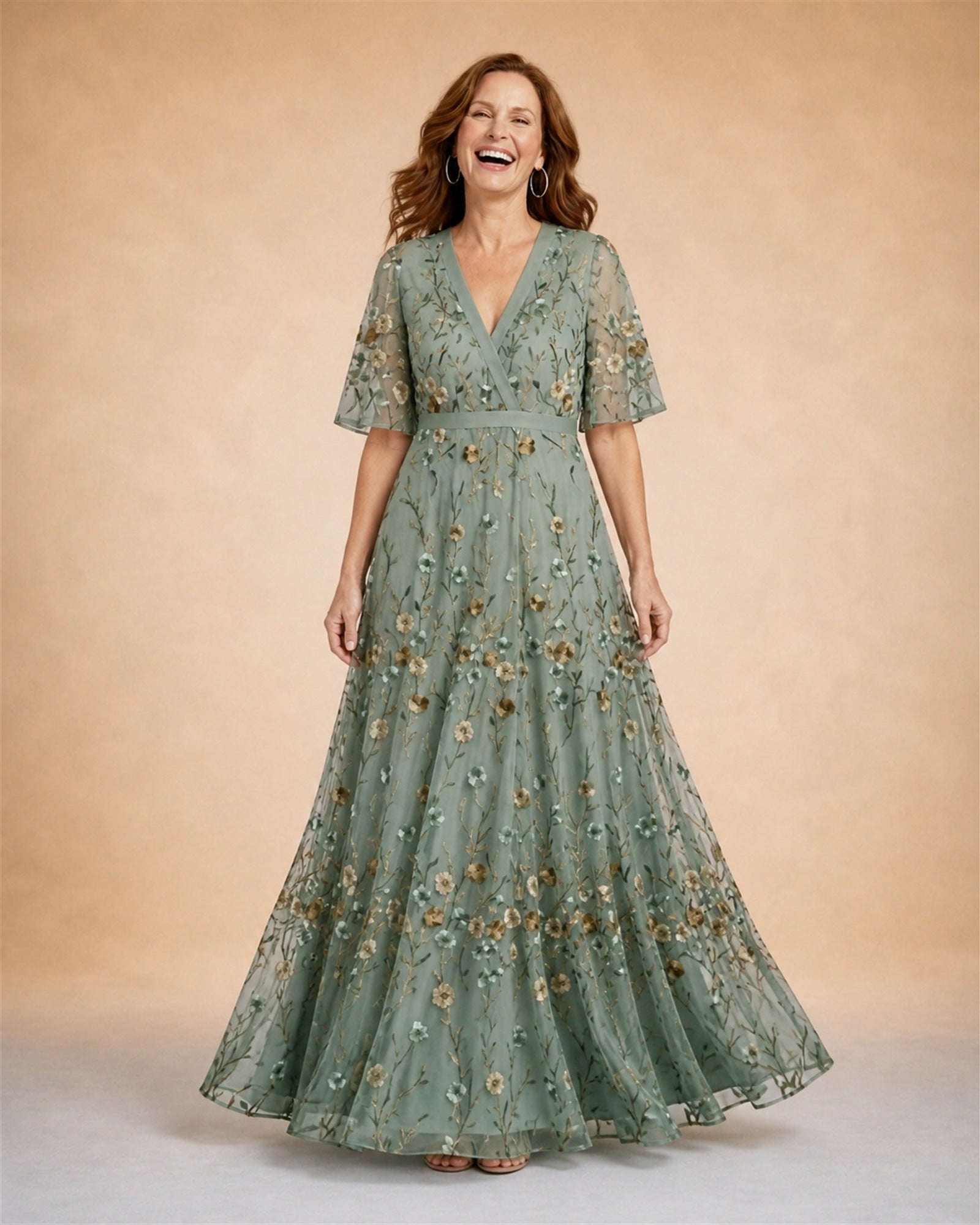 Ana-Roxana în rochie maxi verde salvie cu broderie florală, vedere frontală în studio