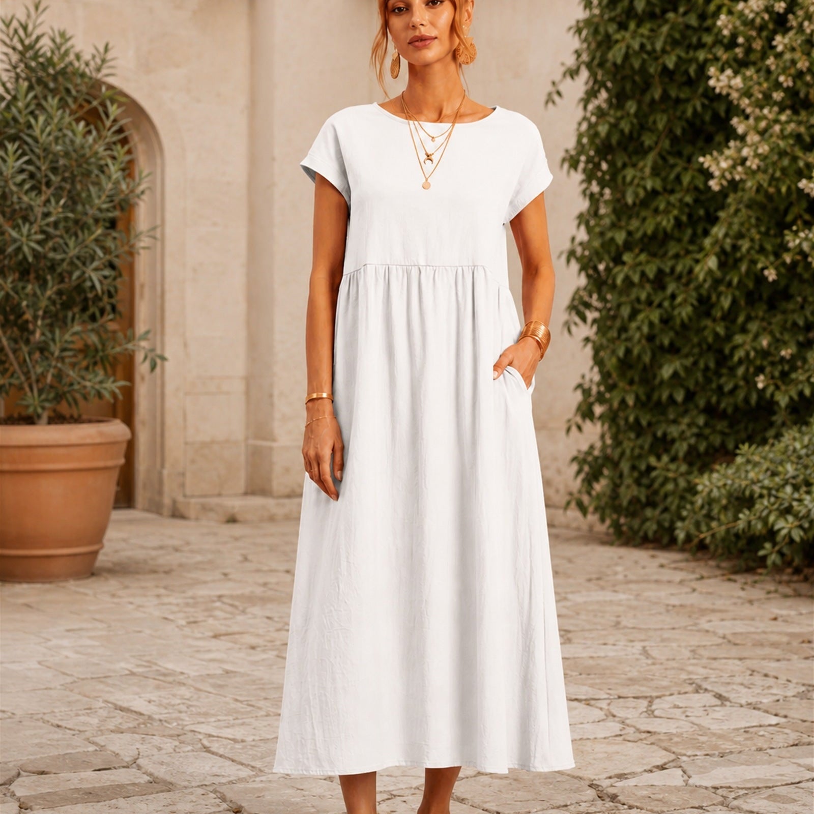 Maria în rochie albă fluidă, vedere frontală în exterior