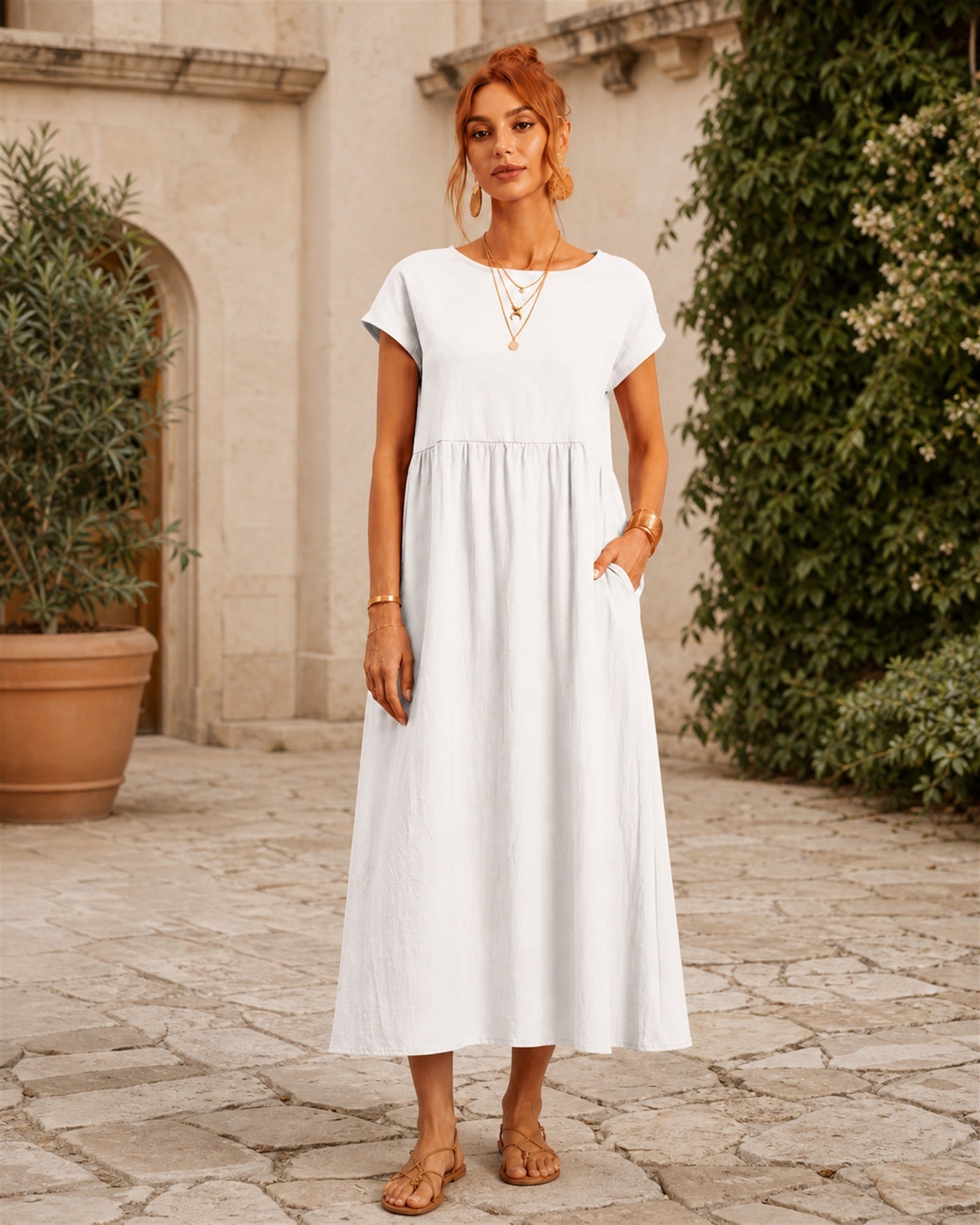 Maria în rochie albă fluidă, vedere frontală în exterior