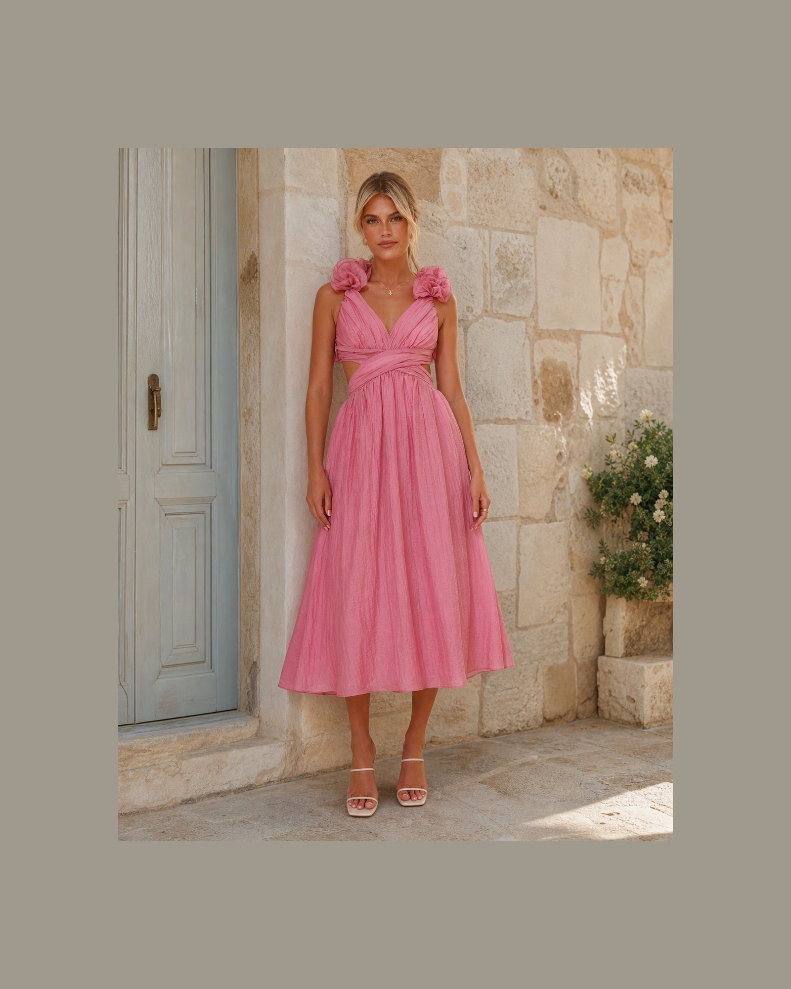 Rochie midi roz Melania cu volane pe umeri, vedere frontală în exterior