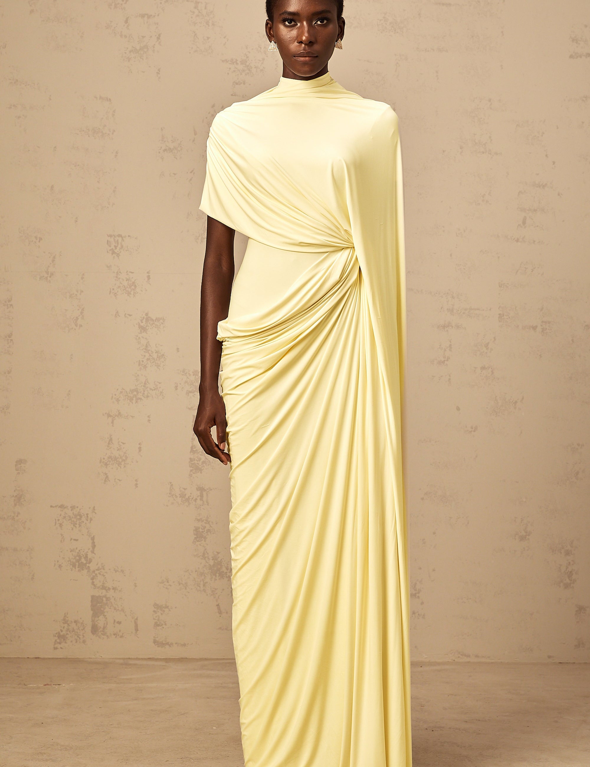 Asymmetrisches Set mit drapiertem Cape und Kleid