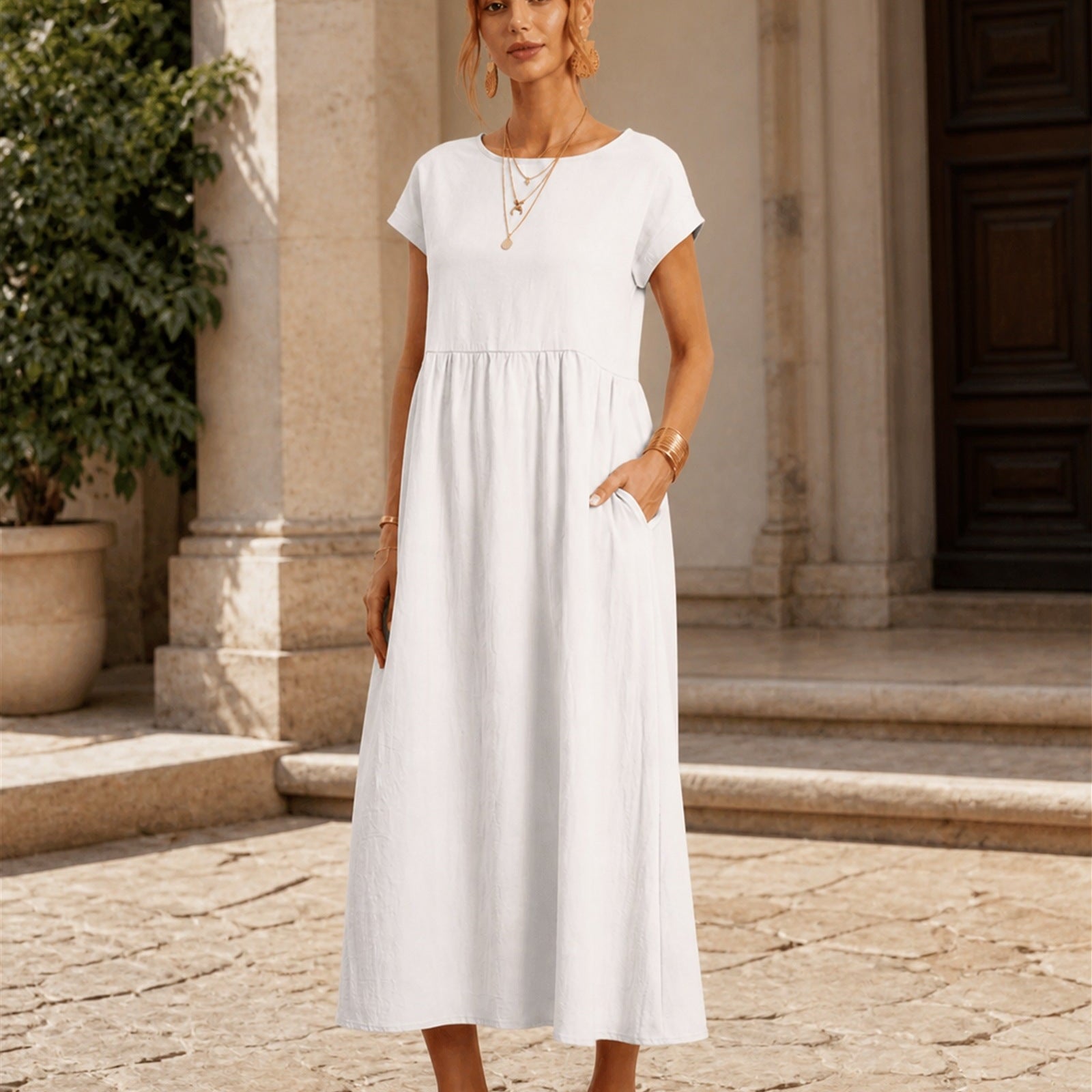 Maria în rochie albă fluidă, vedere laterală în exterior