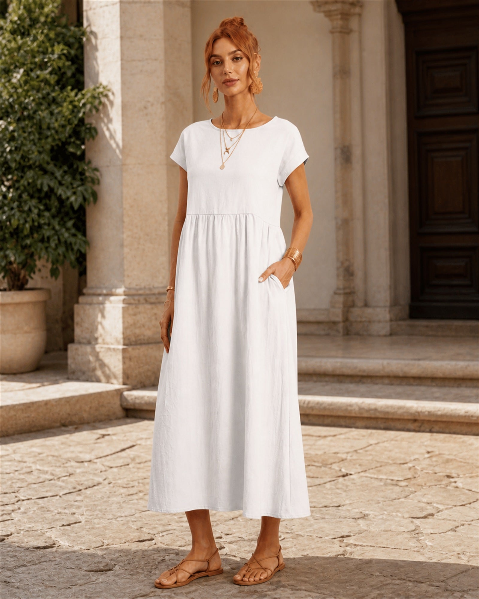 Maria în rochie albă fluidă, vedere laterală în exterior