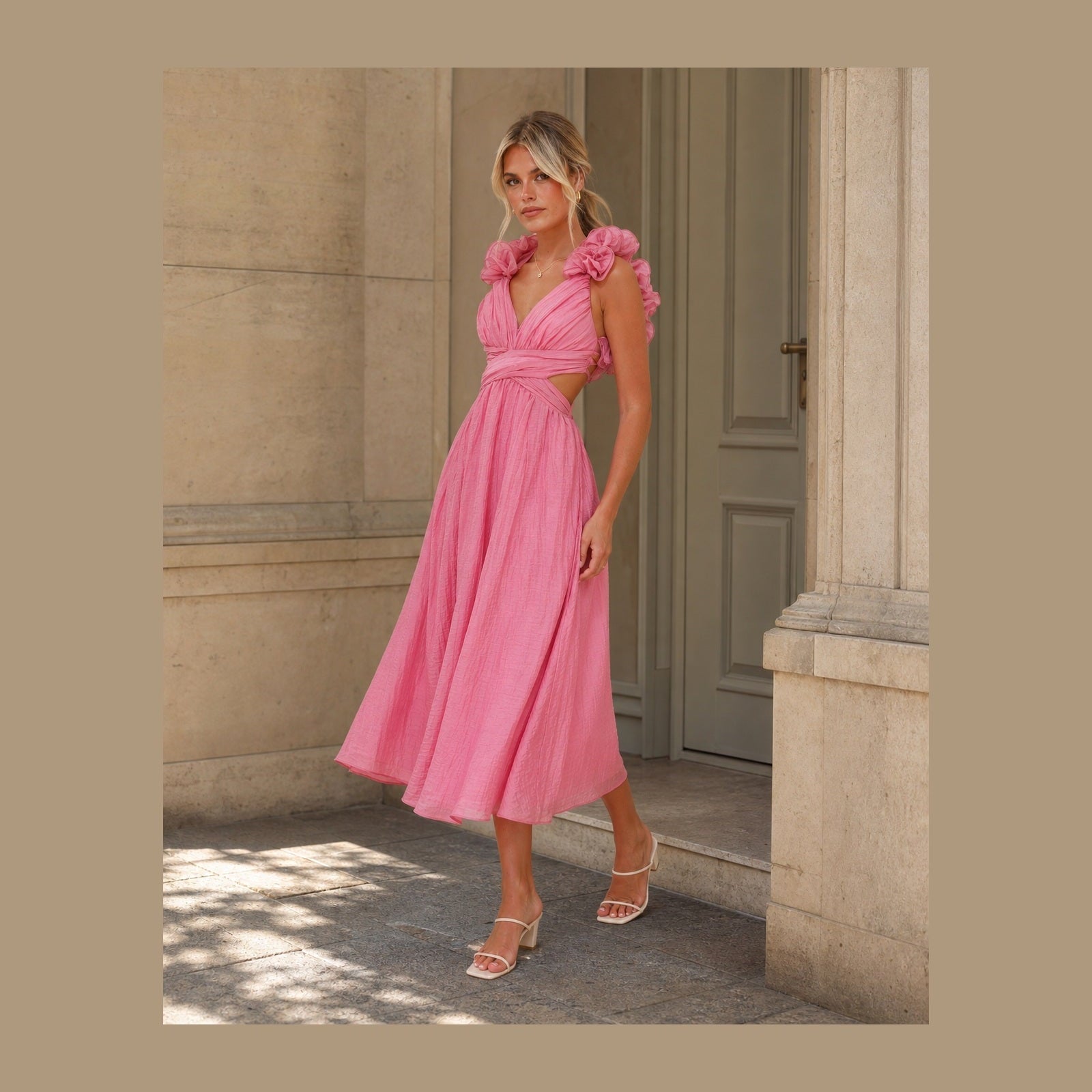 Rochie midi roz Melania cu volane pe umeri, vedere laterală în exterior