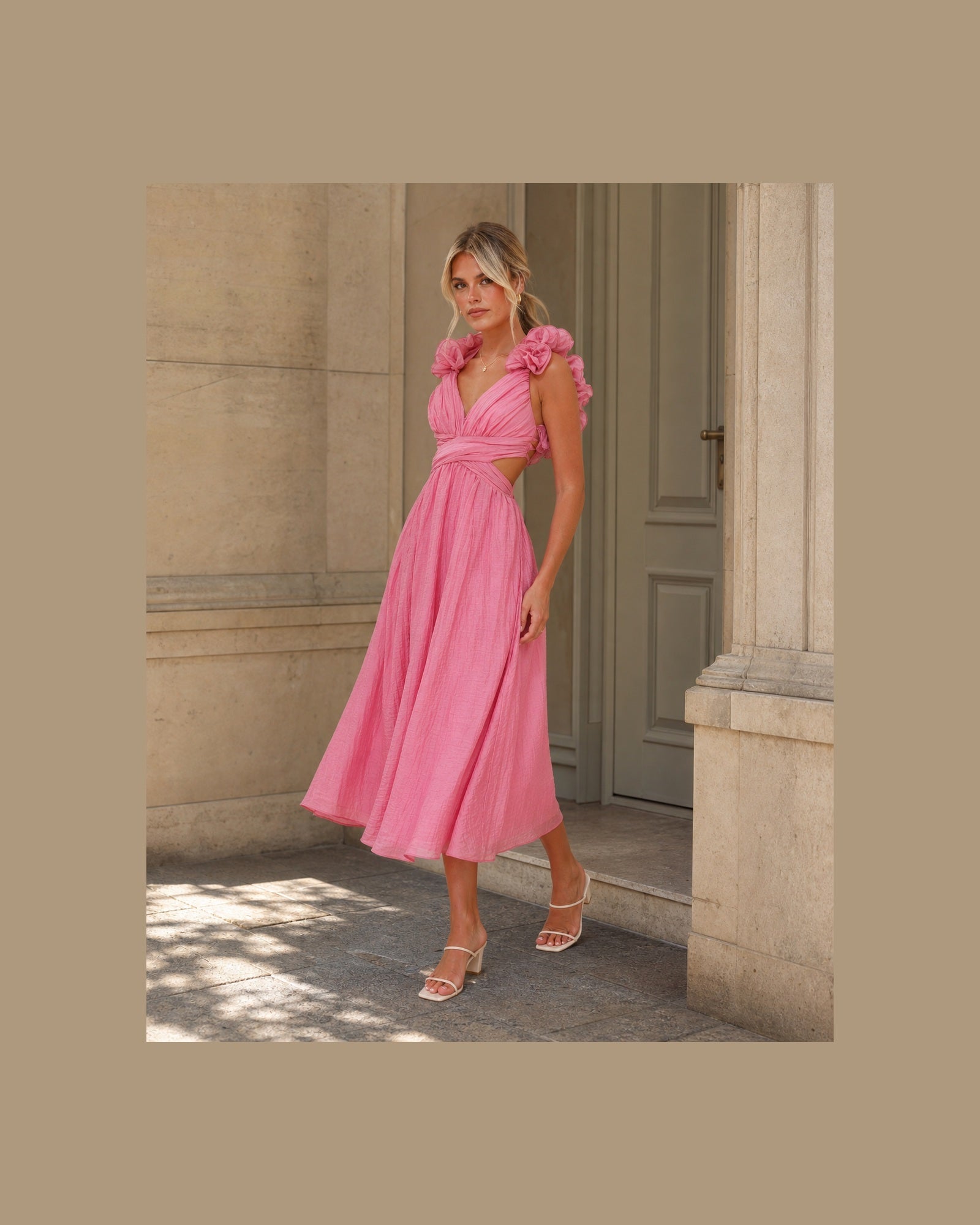Rochie midi roz Melania cu volane pe umeri, vedere laterală în exterior