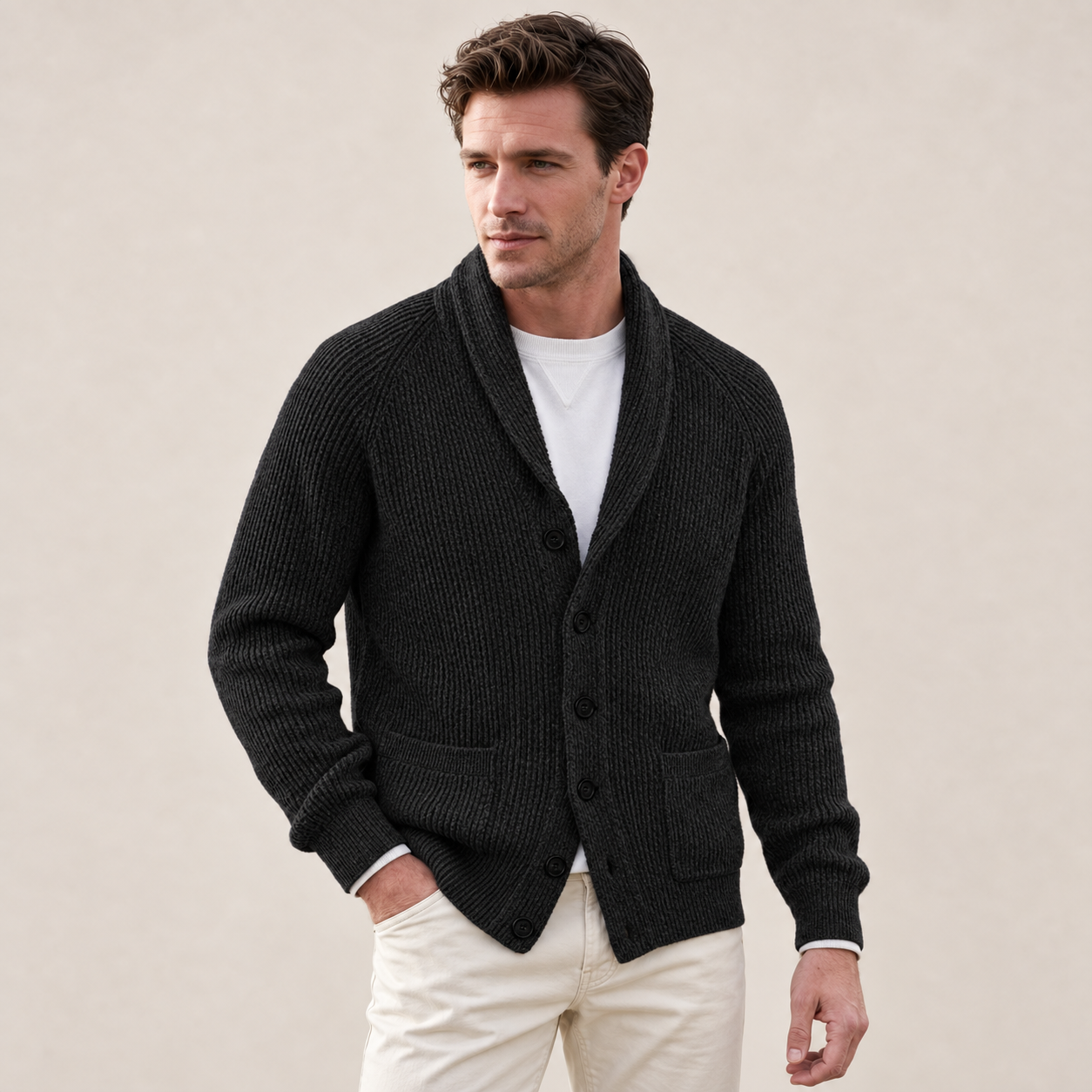 Emanuele Vintage-Strickjacke in Schwarz – natürliche Modelpose