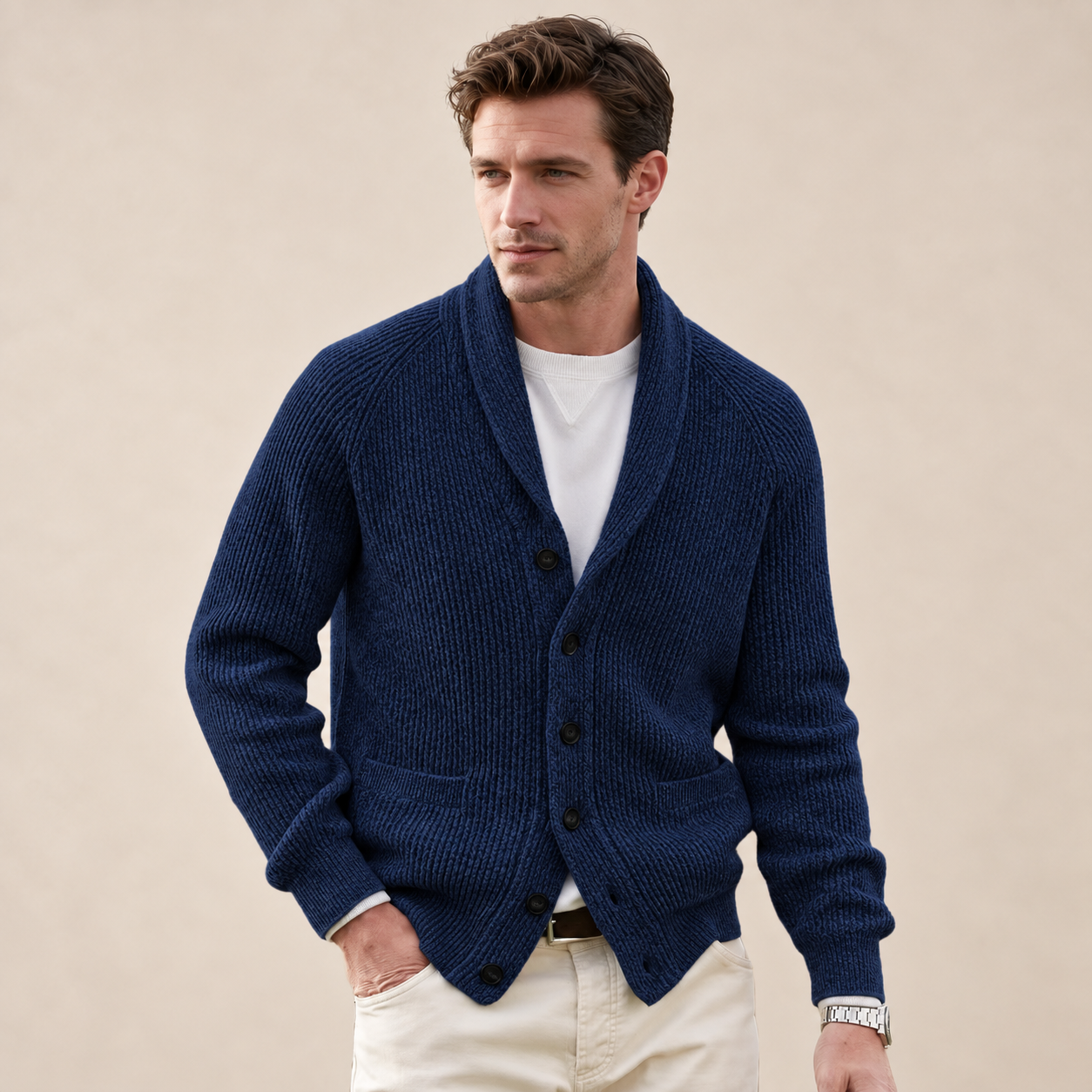 Emanuele Vintage-Strickjacke in Dunkelblau – Vorderansicht am Model