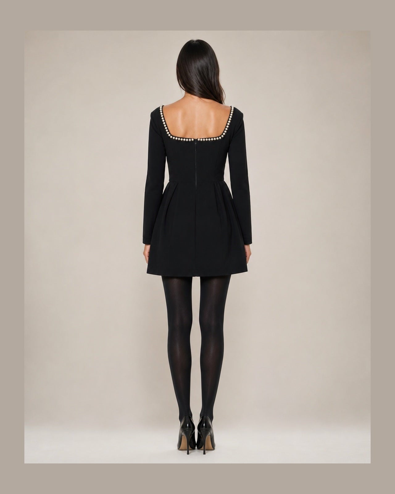 Karina în rochie Negru, vedere din spate