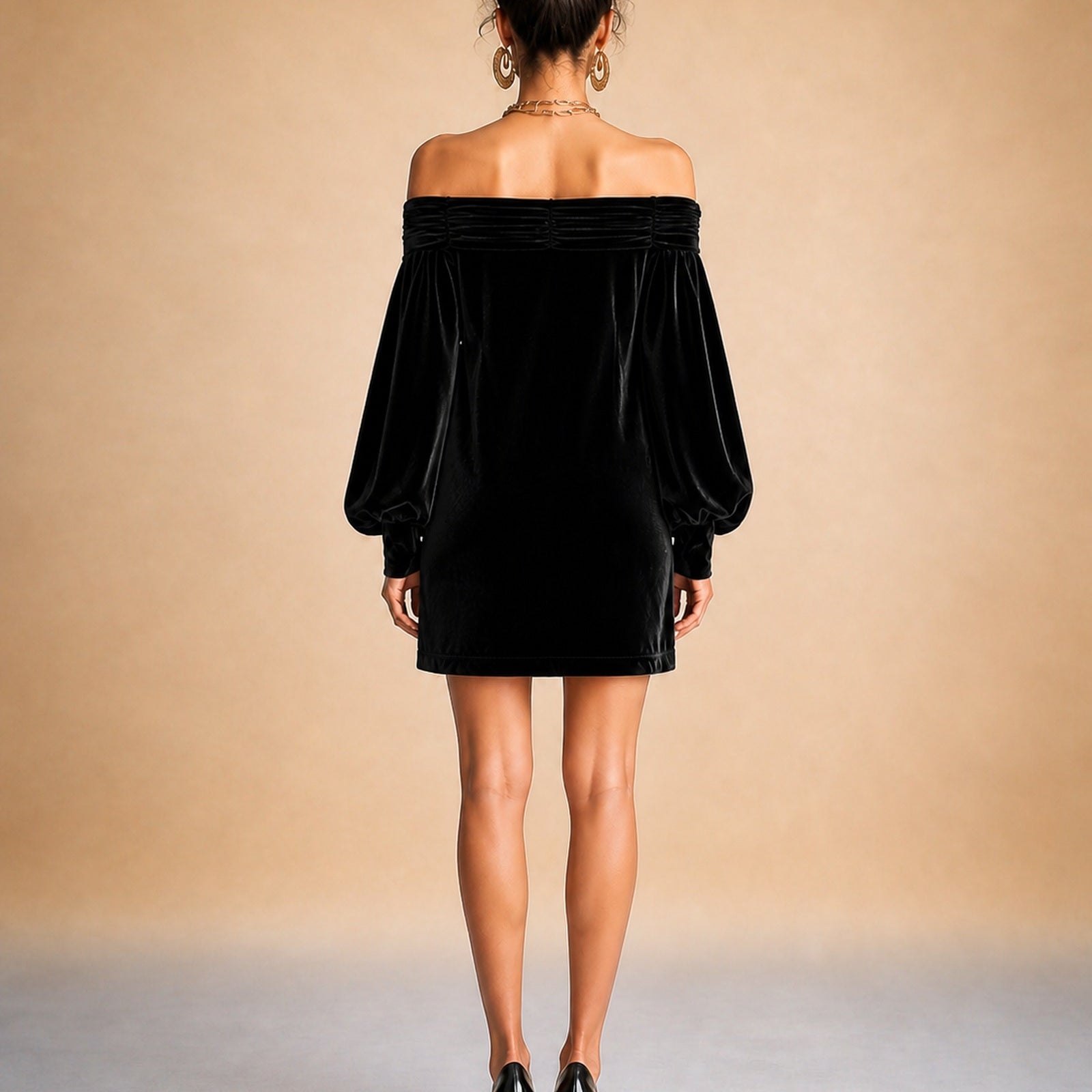 Natalia în rochie Negru, vedere din spate