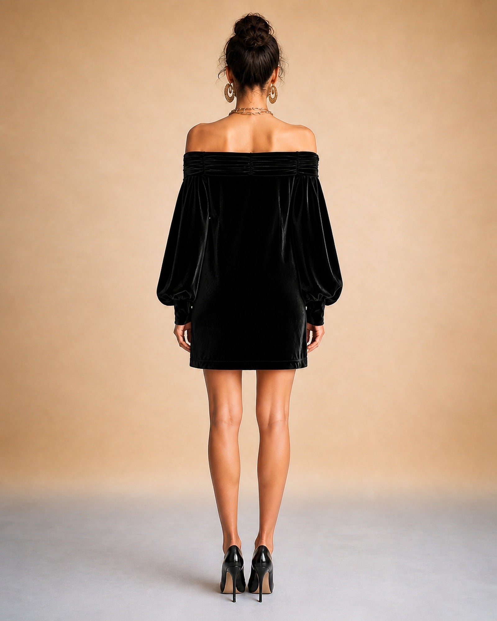 Natalia în rochie Negru, vedere din spate