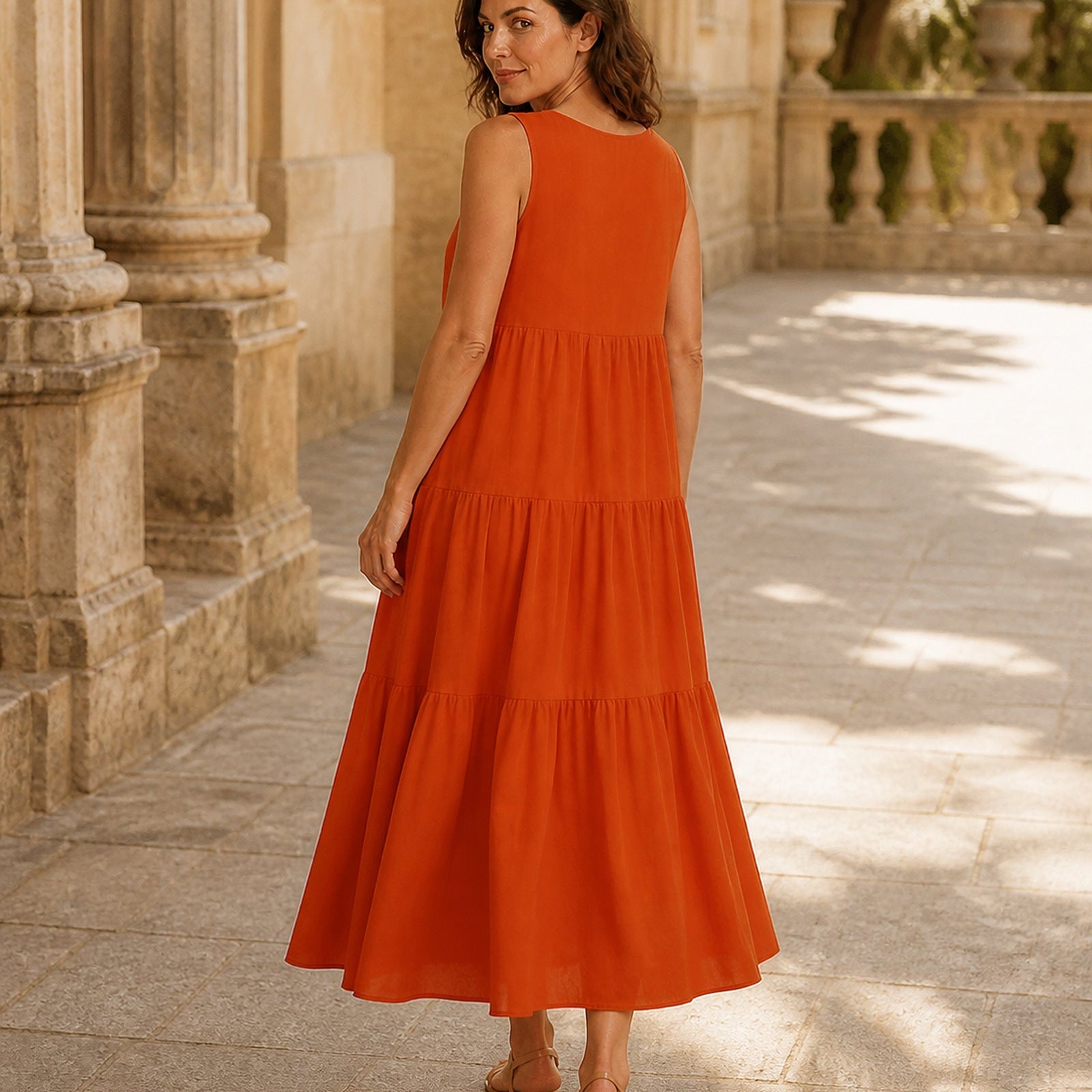 Silvia în rochie Portocaliu, vedere din spate în exterior