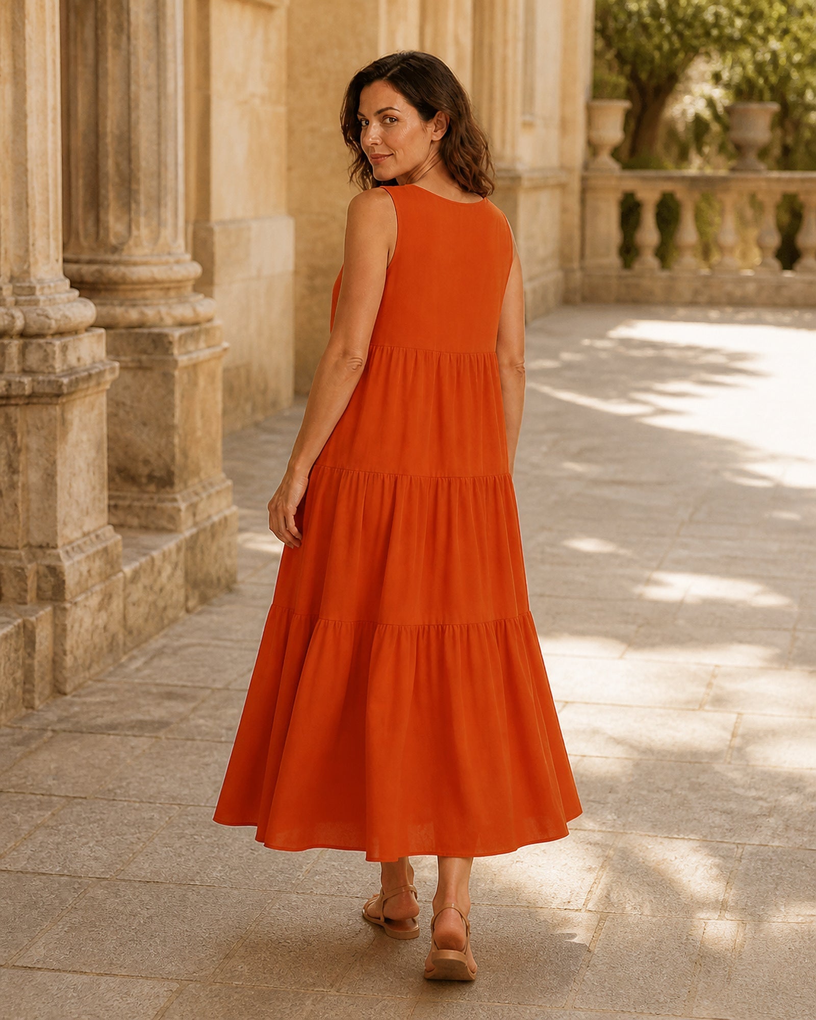Silvia în rochie Portocaliu, vedere din spate în exterior
