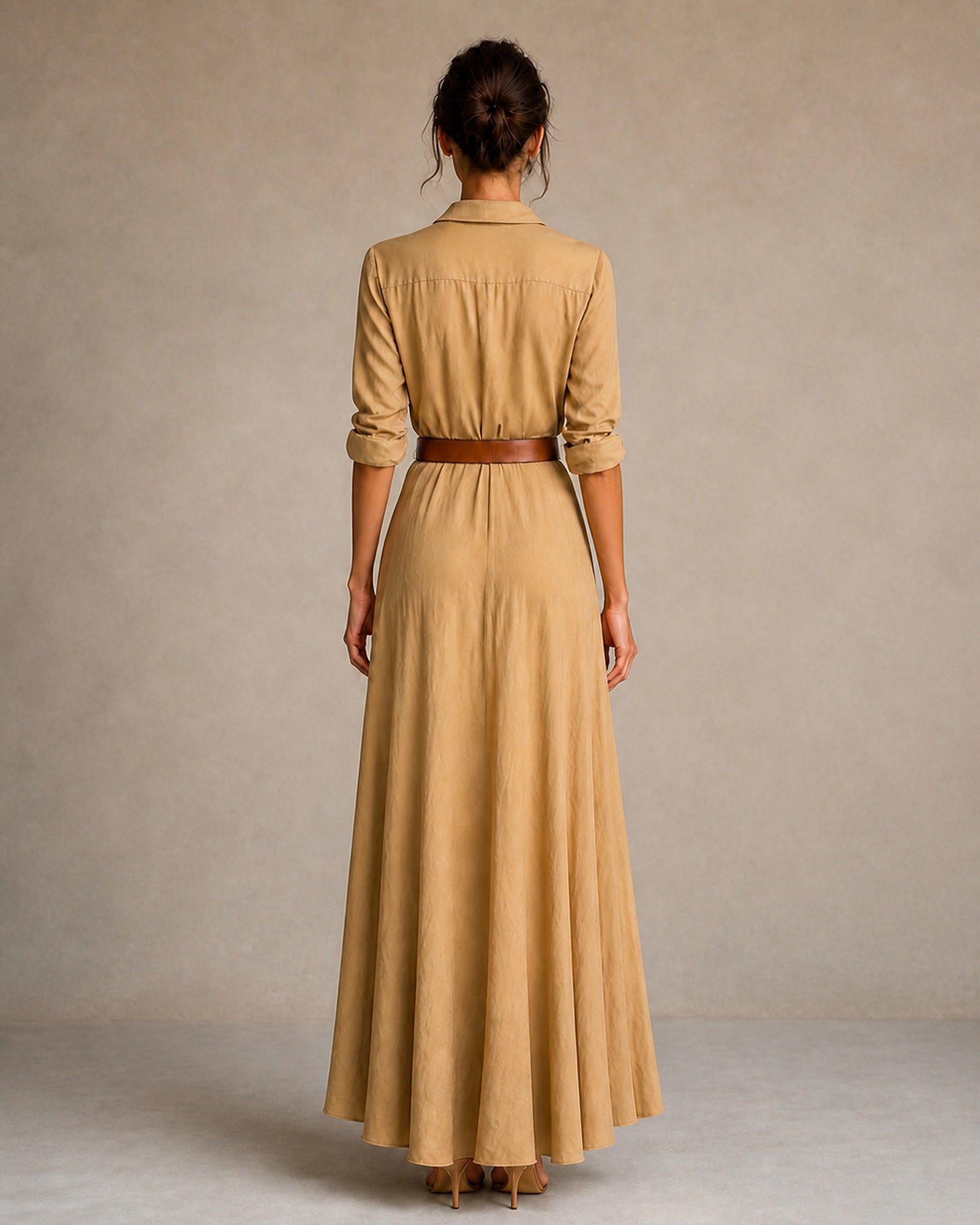 Simona-Maria în rochie Bej, vedere din spate