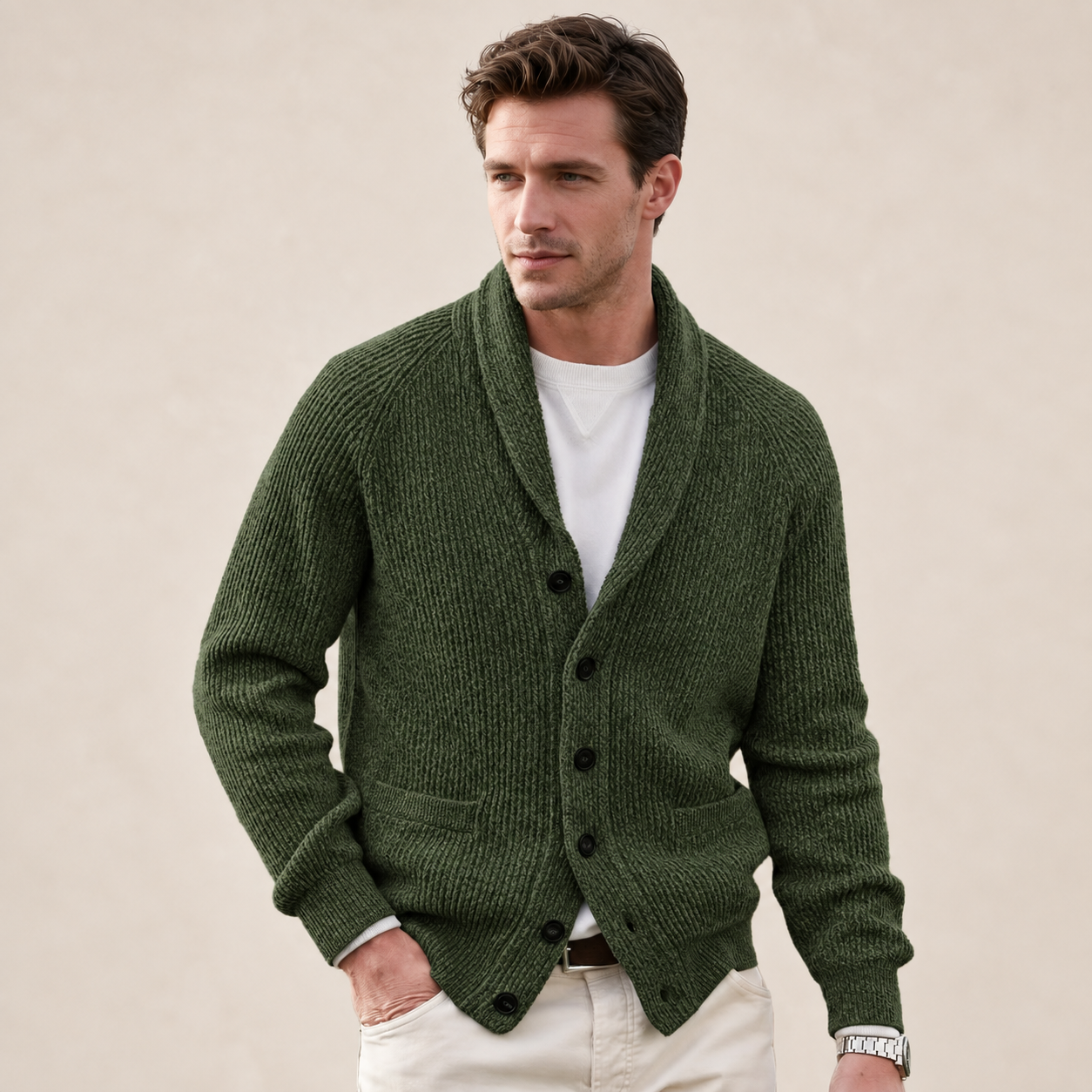 Emanuele Vintage-Strickjacke in Armygrün – Vorderansicht am Model