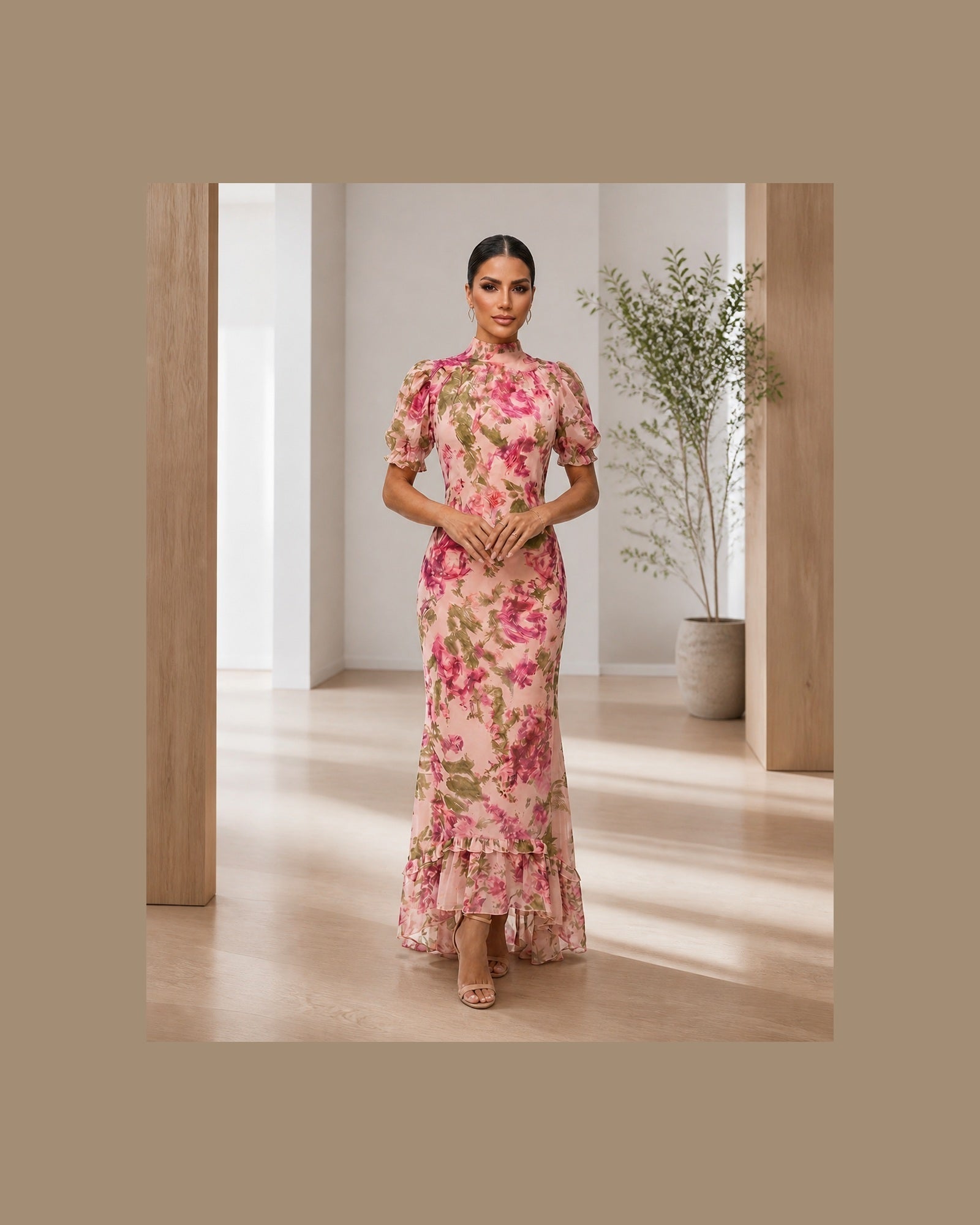 Rochie maxi roz cu imprimeu floral Ana-Paula într-un atelier luminos