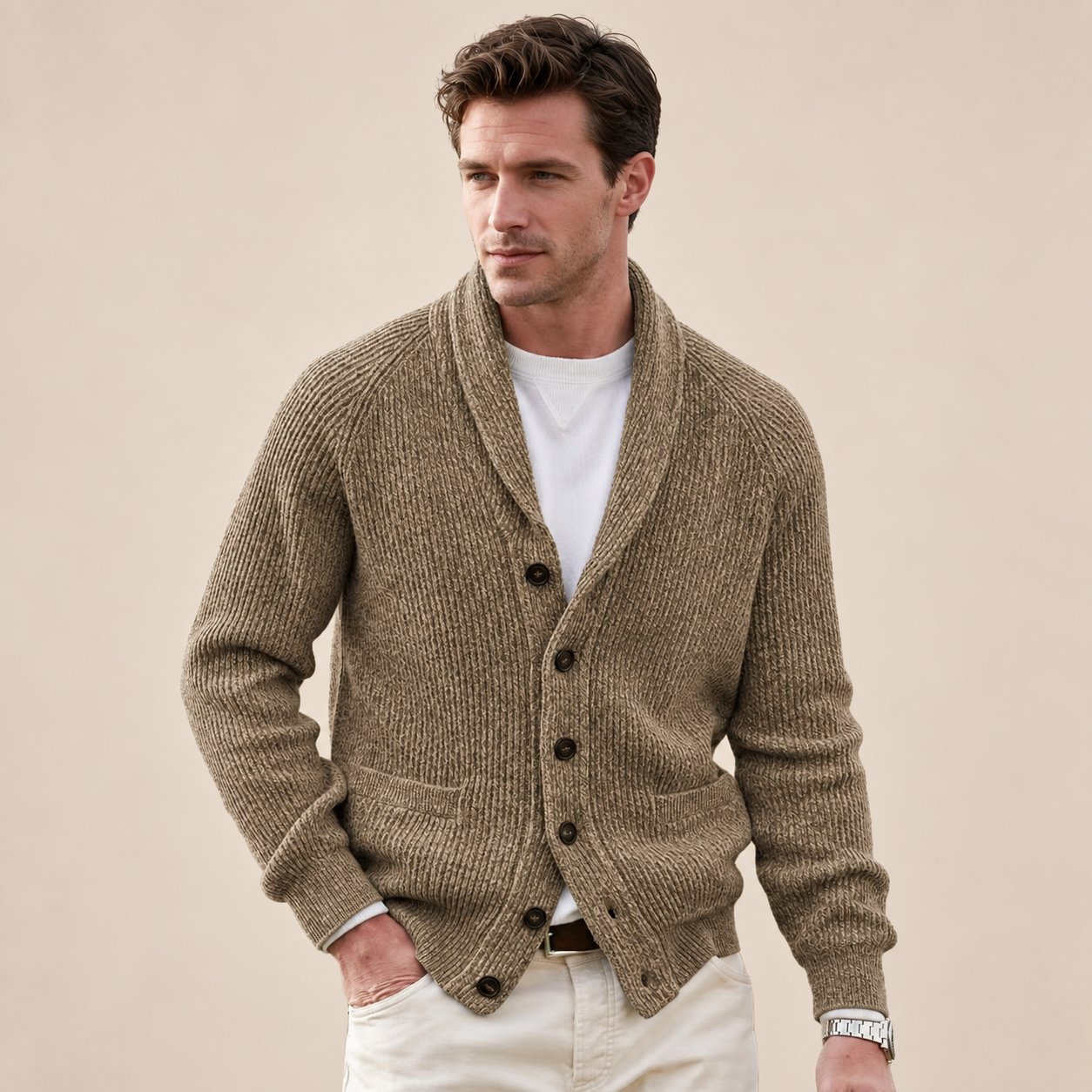Emanuele Vintage-Strickjacke in Khaki – Vorderansicht am Model