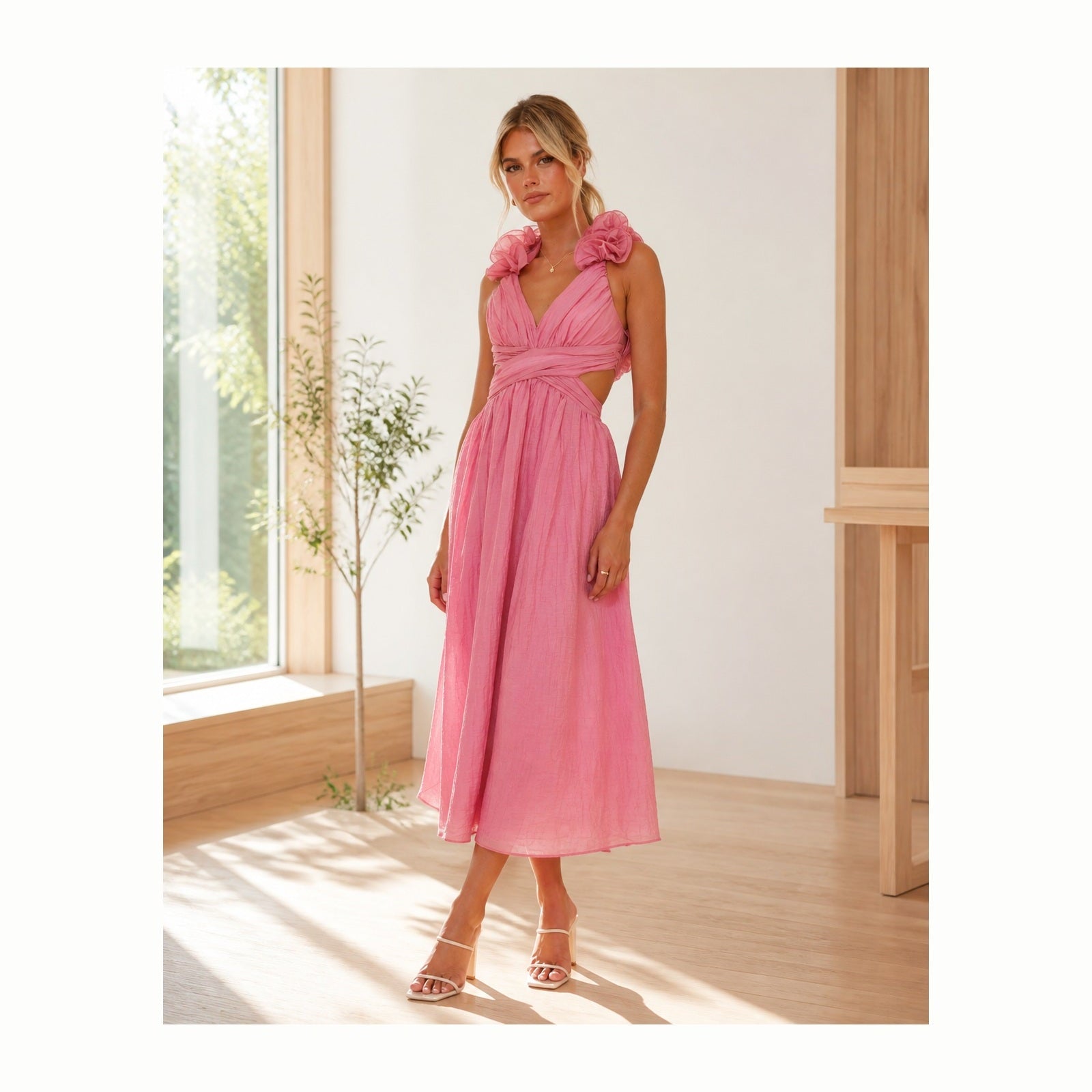 Rochie midi roz Melania într-un atelier luminos