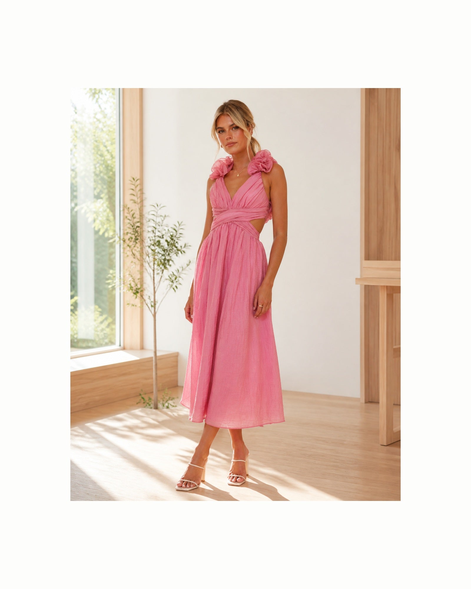 Rochie midi roz Melania într-un atelier luminos