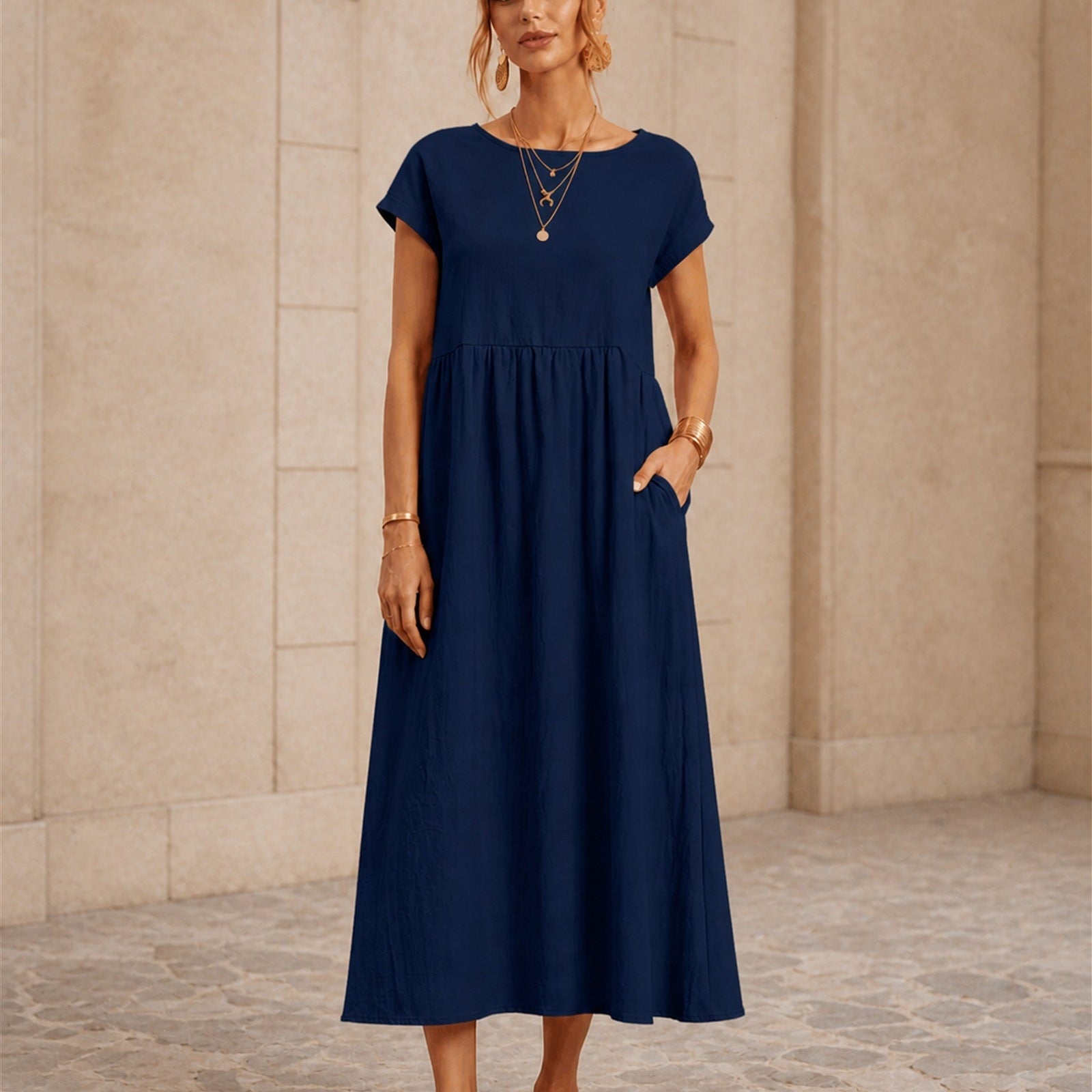 Maria în rochie bleumarin fluidă, vedere frontală în exterior