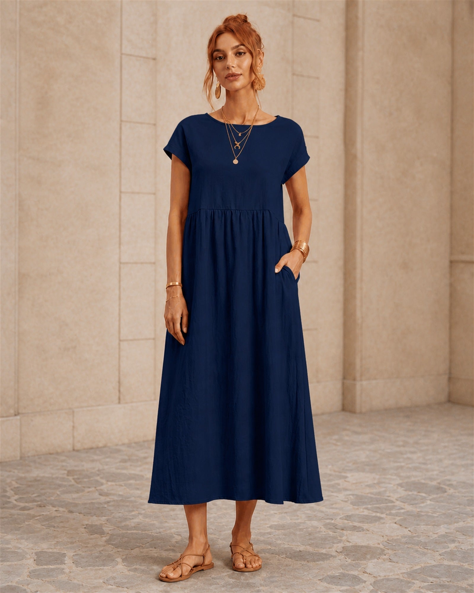 Maria în rochie bleumarin fluidă, vedere frontală în exterior