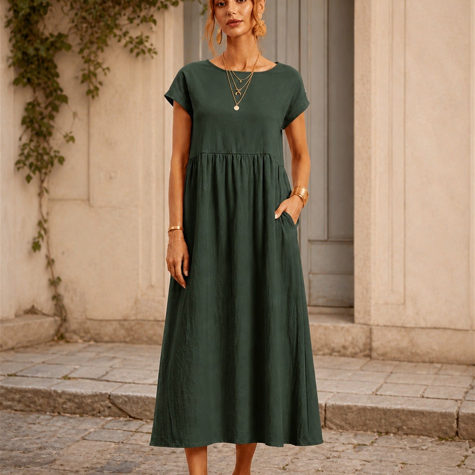 Maria în rochie verde militar fluidă, vedere frontală în exterior