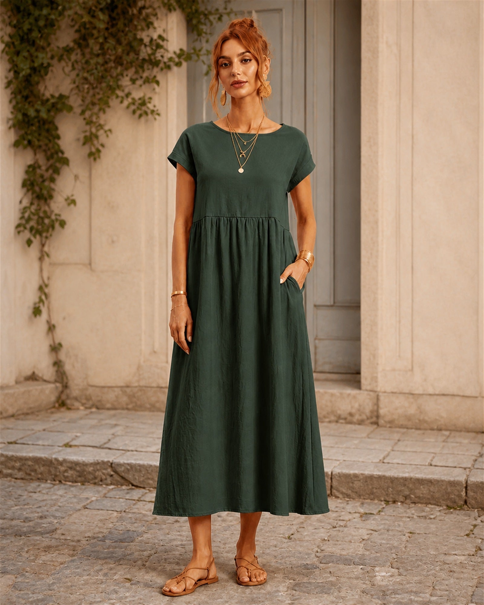 Maria în rochie verde militar fluidă, vedere frontală în exterior