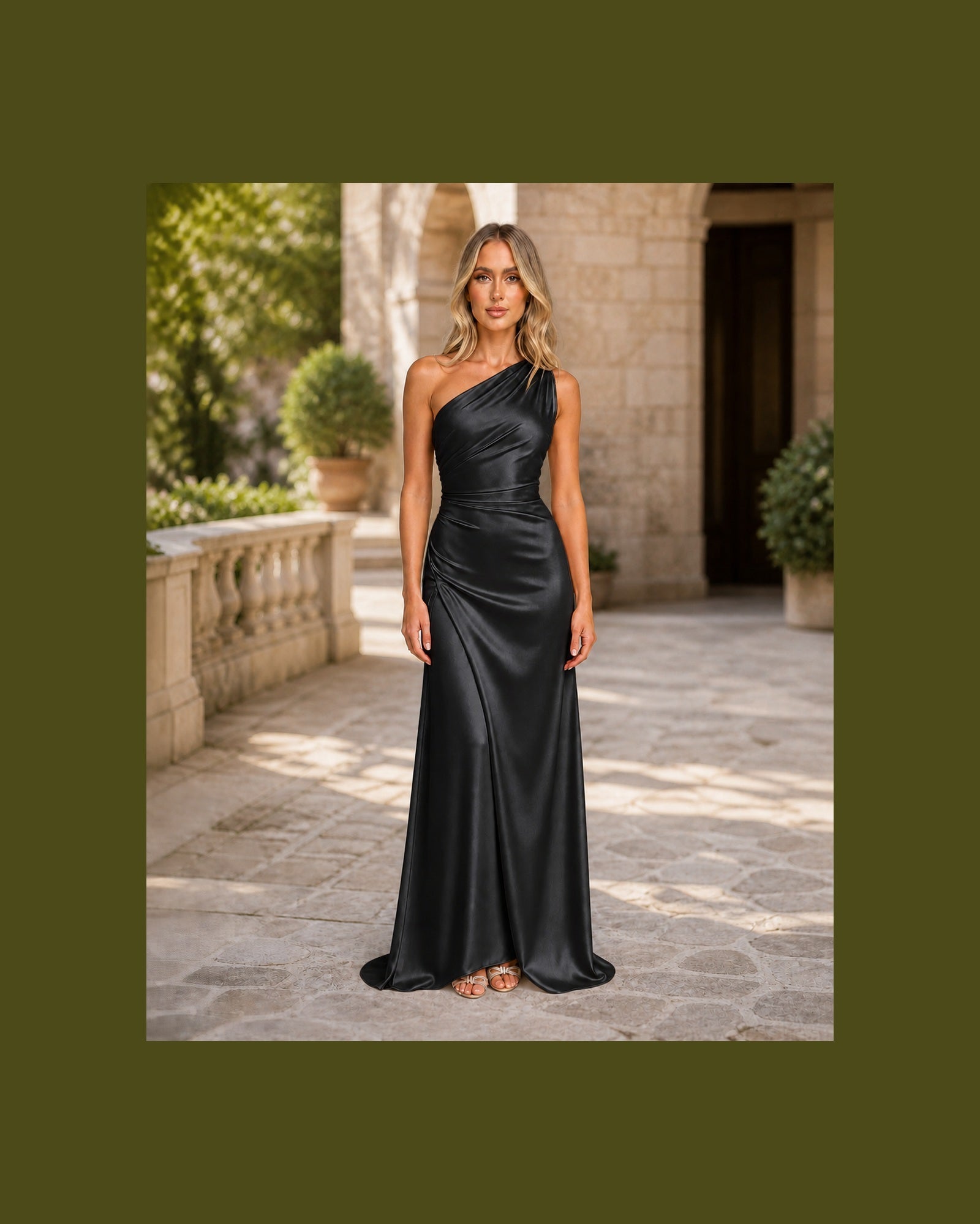 Iulia în rochie Negru, vedere frontală în exterior