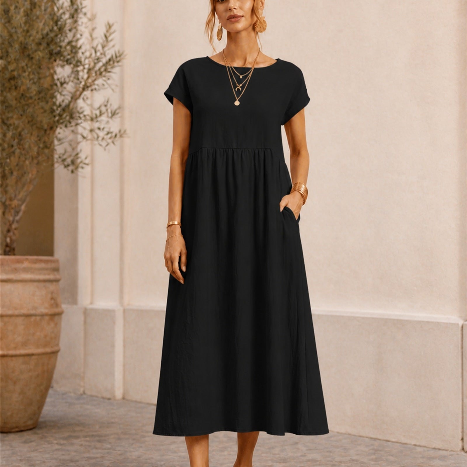 Maria în rochie neagră fluidă, vedere frontală în exterior