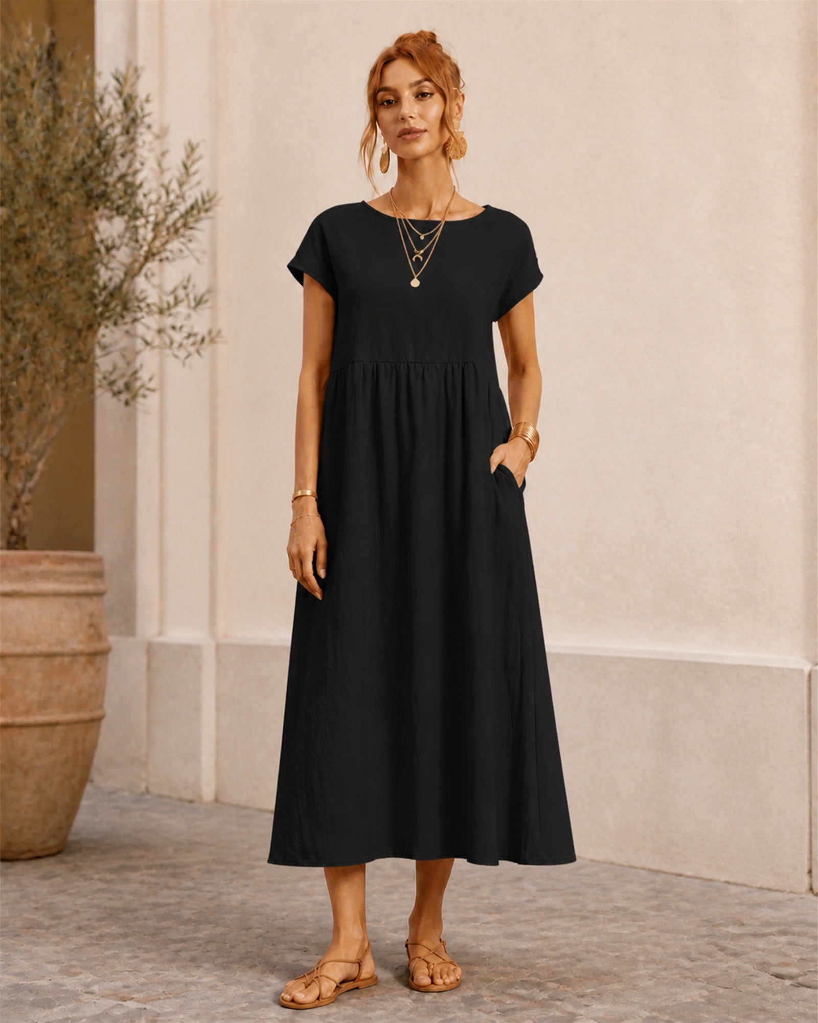 Maria în rochie neagră fluidă, vedere frontală în exterior