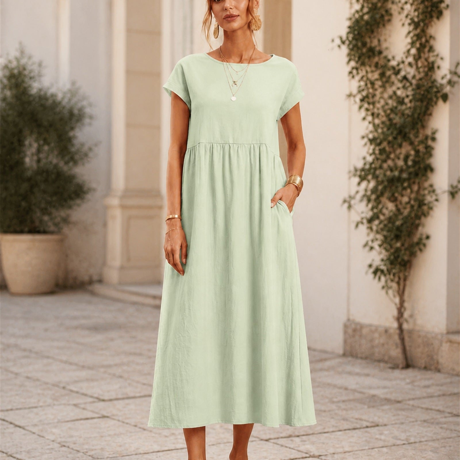 Maria în rochie verde mentă fluidă, vedere frontală în exterior
