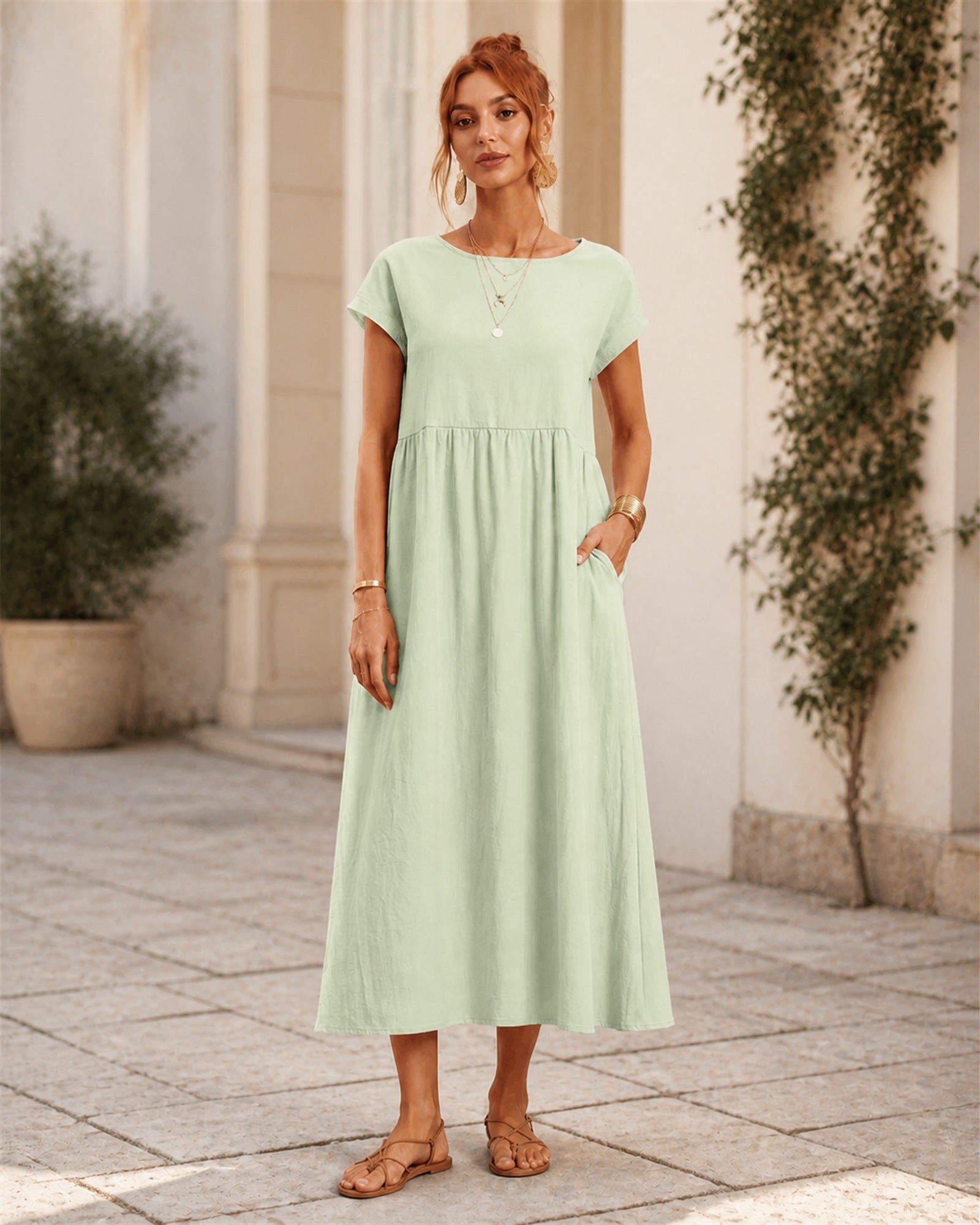 Maria în rochie verde mentă fluidă, vedere frontală în exterior