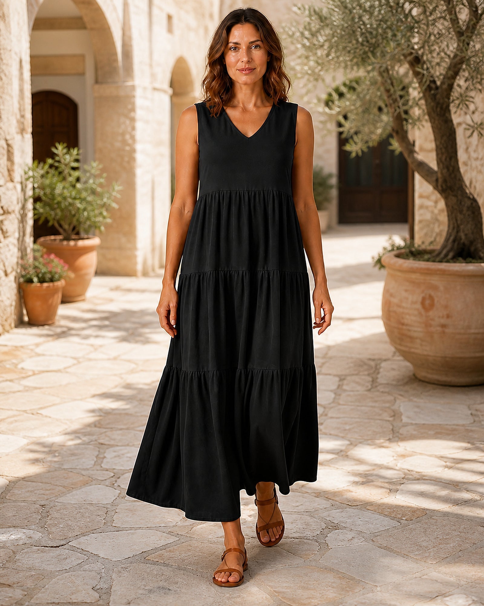 Silvia în rochie Negru, vedere frontală în exterior