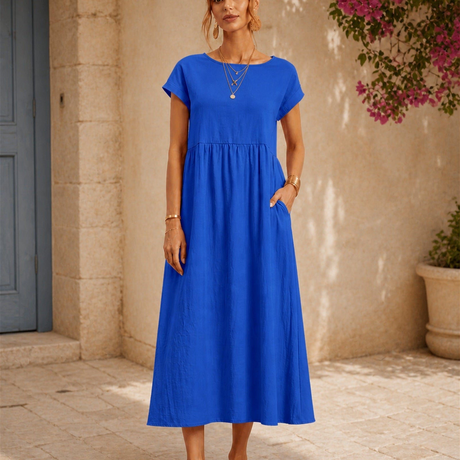 Maria în rochie albastru azur fluidă, vedere frontală în exterior