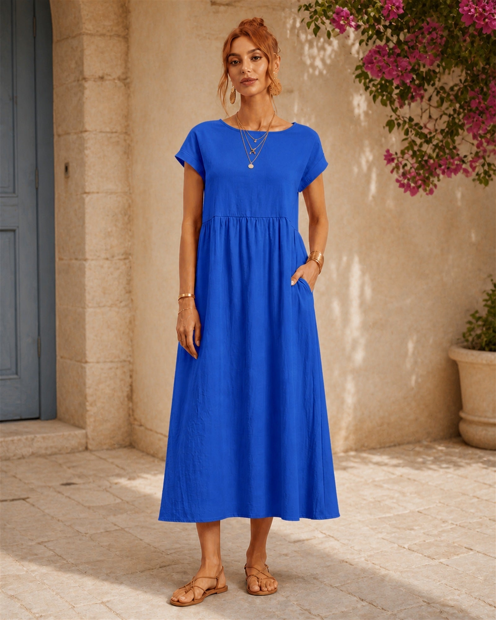 Maria în rochie albastru azur fluidă, vedere frontală în exterior
