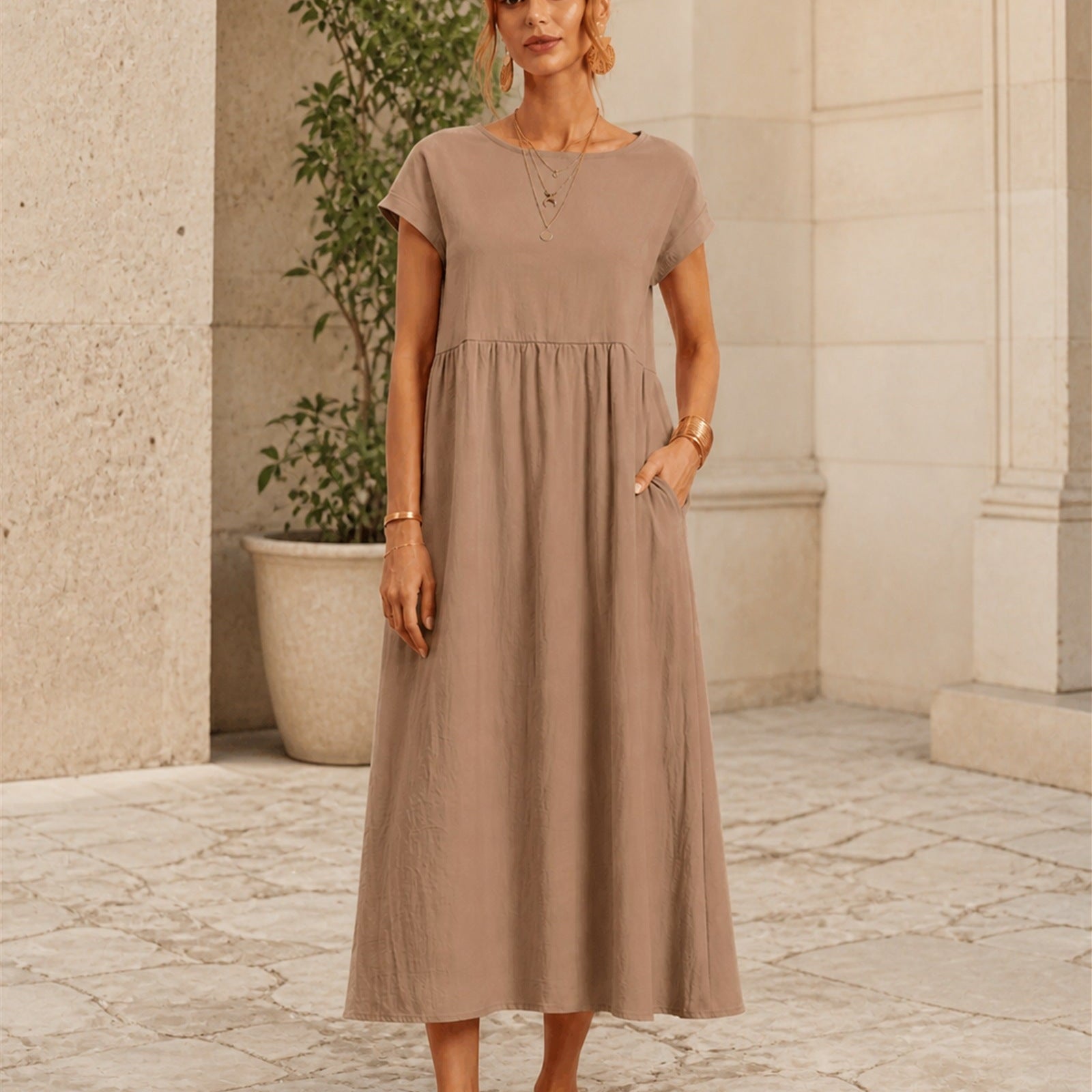 Maria în rochie kaki fluidă, vedere frontală în exterior