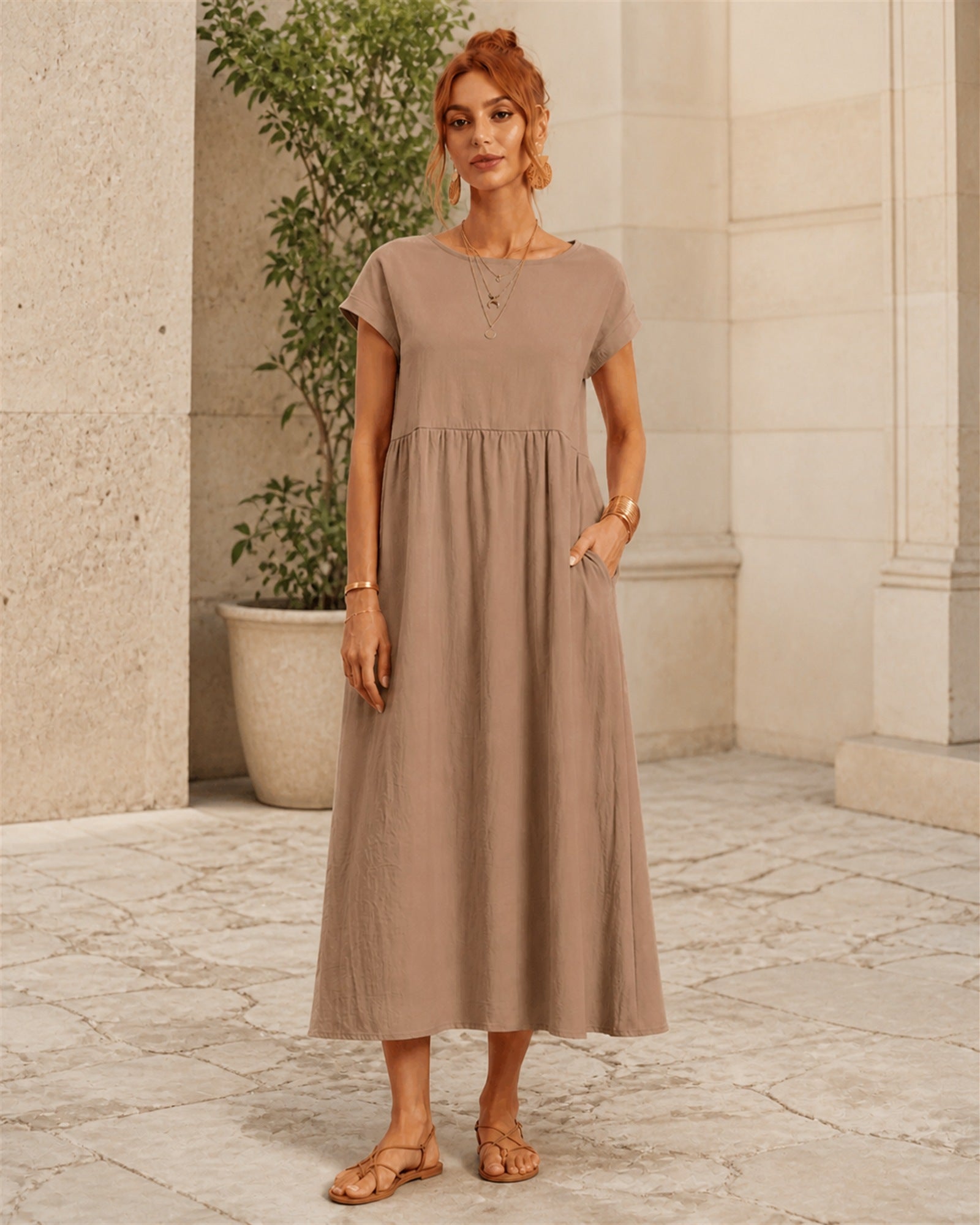 Maria în rochie kaki fluidă, vedere frontală în exterior