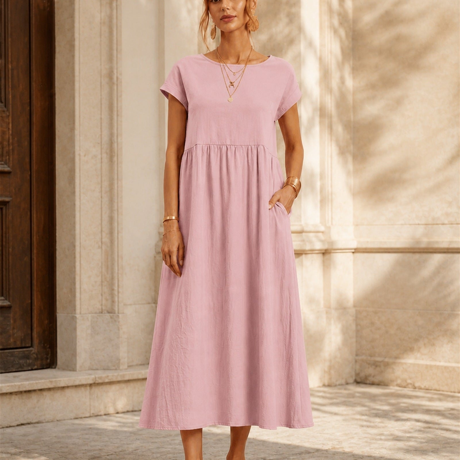 Maria în rochie roz fluidă, vedere frontală în exterior