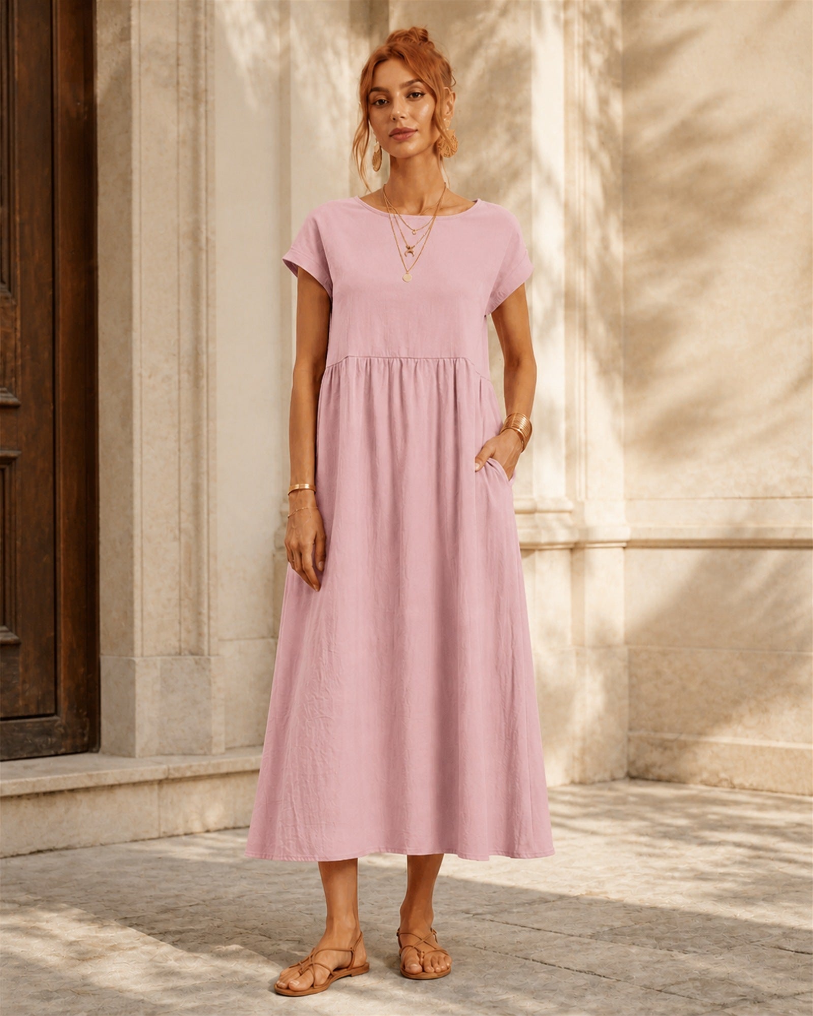 Maria în rochie roz fluidă, vedere frontală în exterior