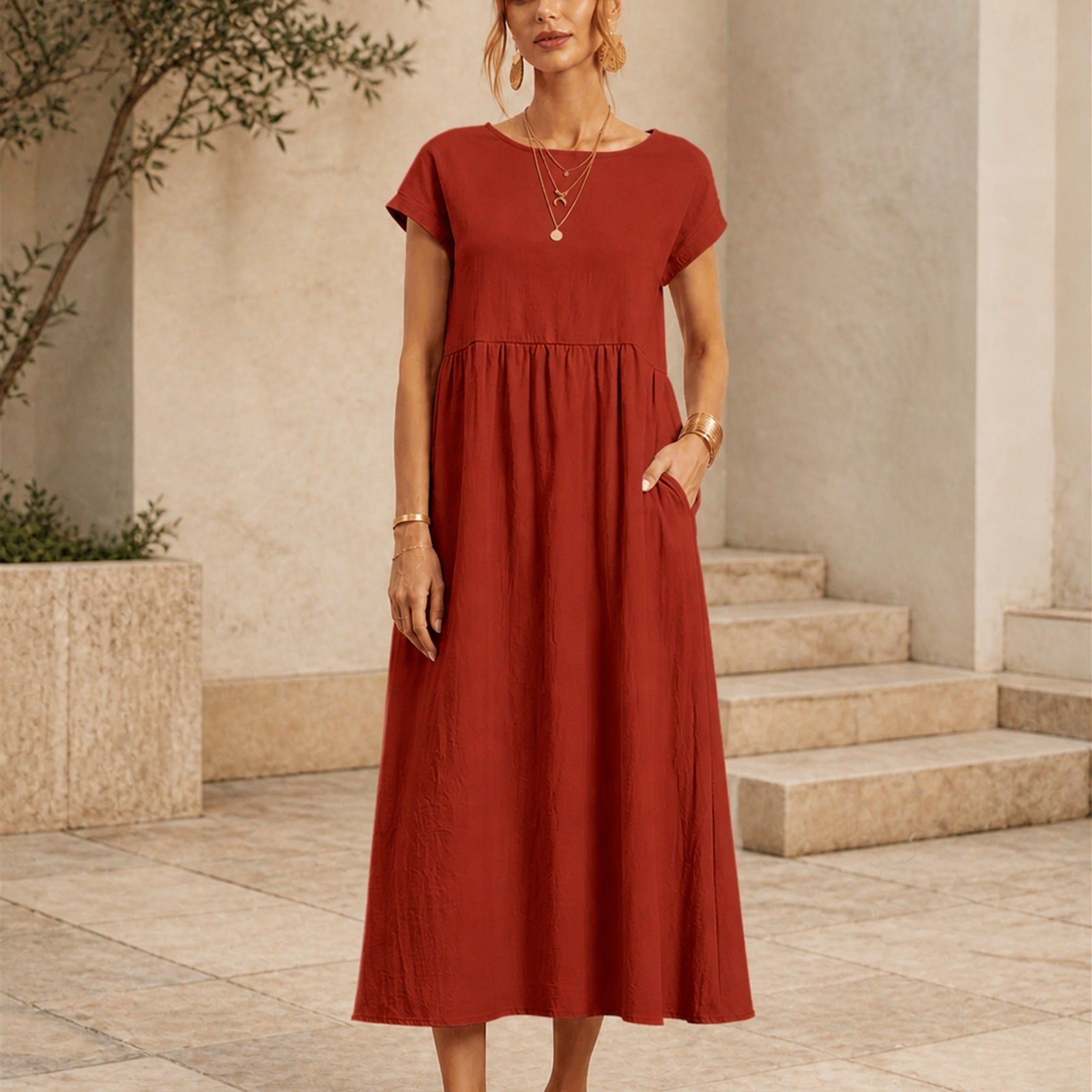 Maria în rochie maro fluidă, vedere frontală în exterior