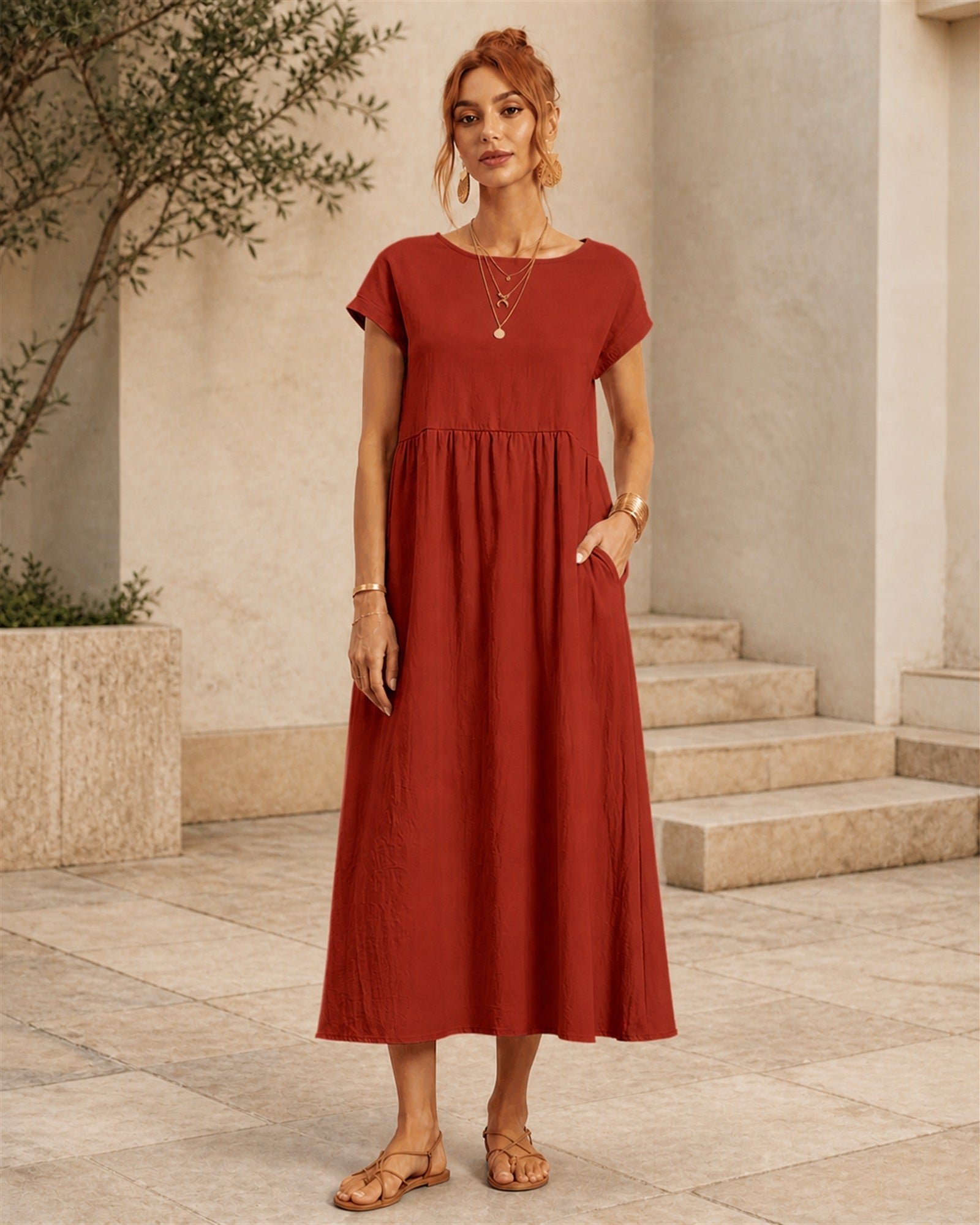 Maria în rochie maro fluidă, vedere frontală în exterior