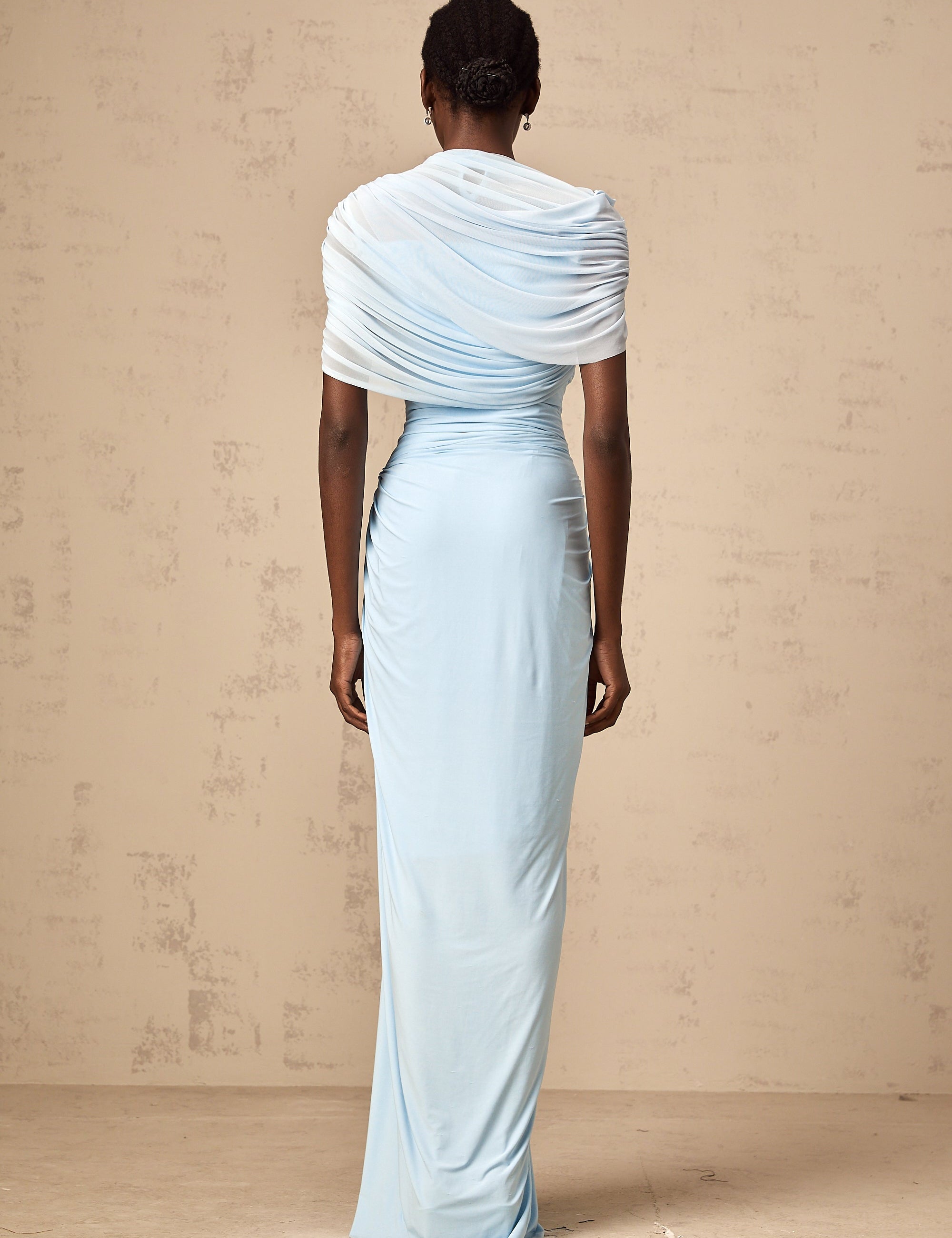 Asymmetrisches, plissiertes Maxikleid Catherine in Hellblau – Bild 3