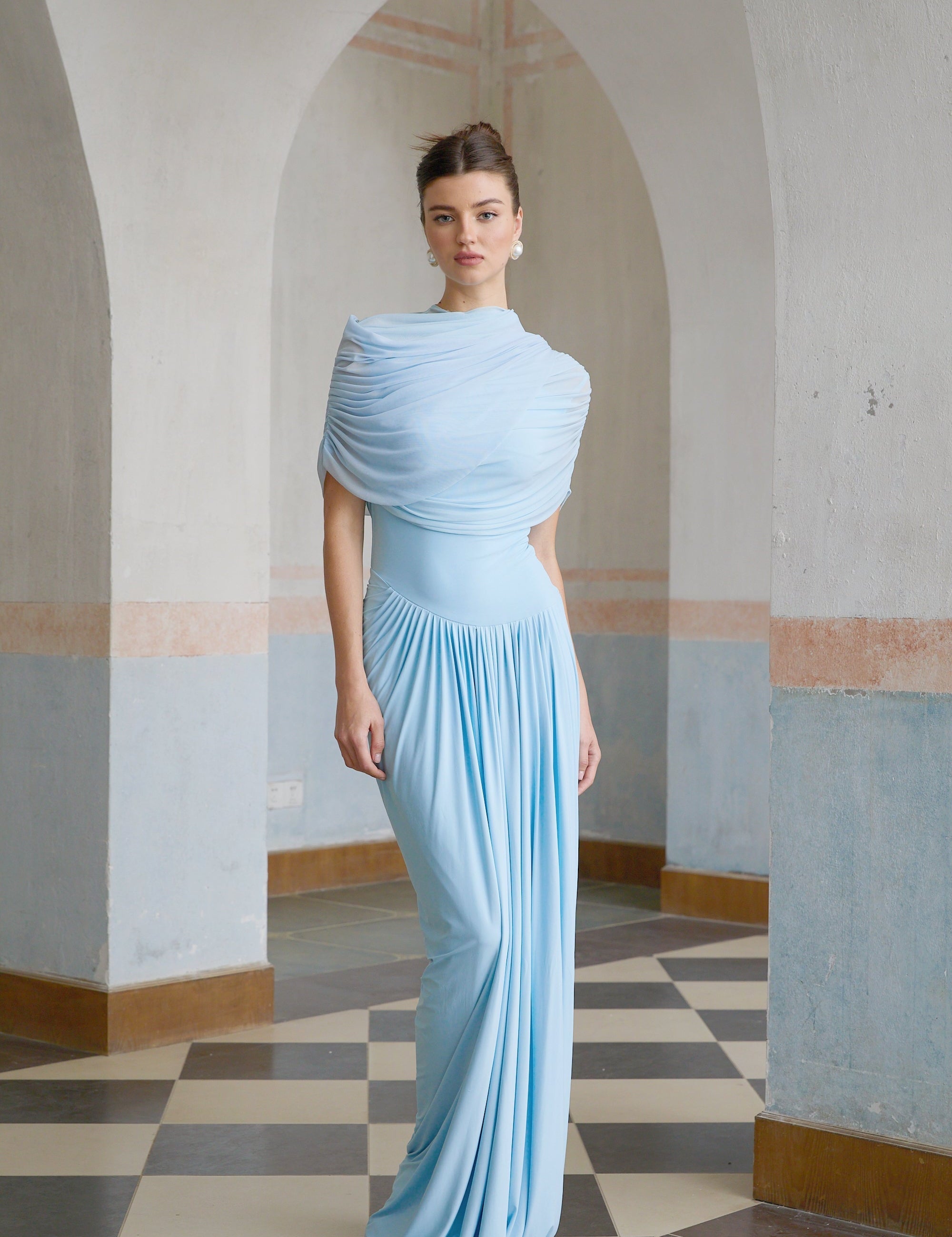 Asymmetrisches plissiertes Maxikleid Catherine in Hellblau – Bild 4