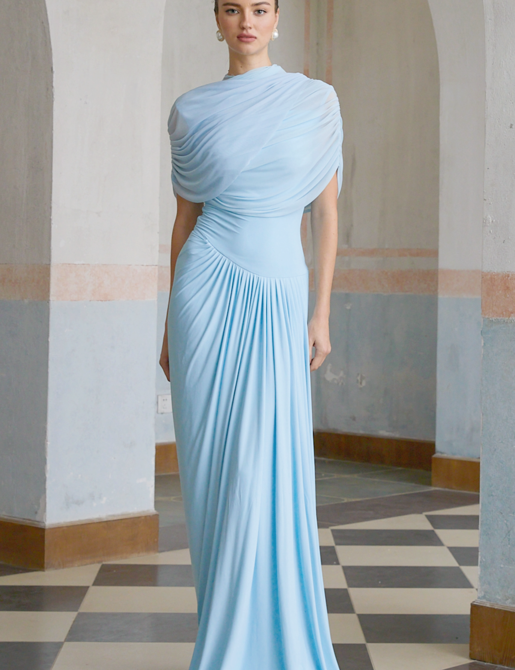 Asymmetrisches plissiertes Maxikleid Catherine in Hellblau – Bild 1
