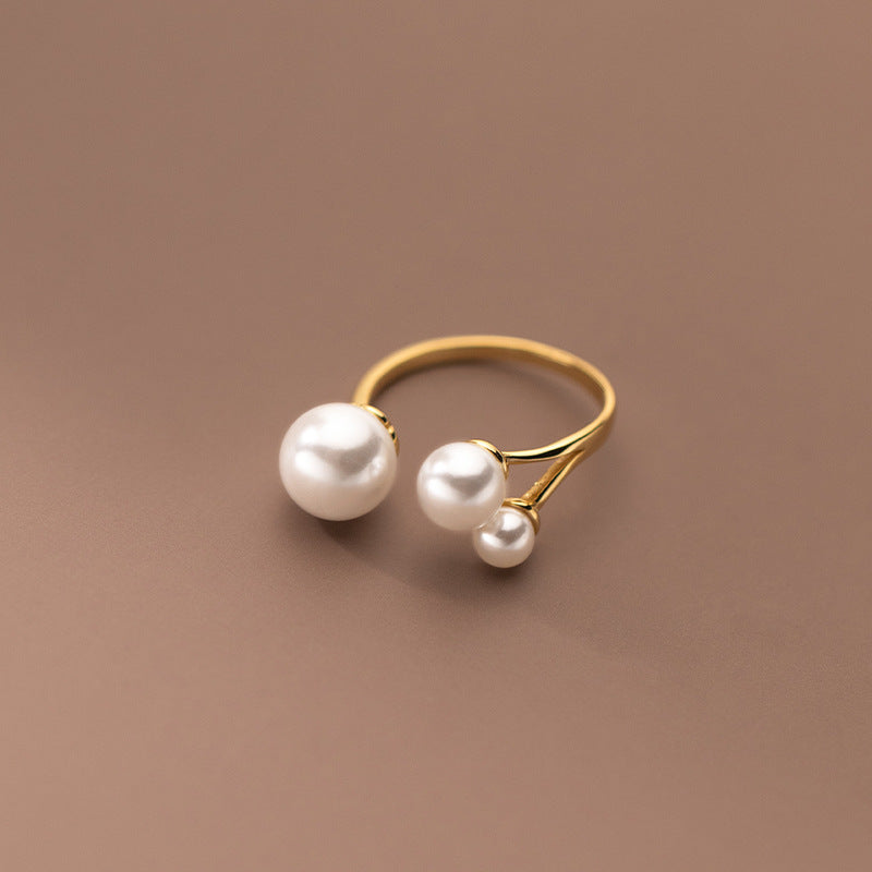 Veronica | Dreieckiger Ring mit Perlen
