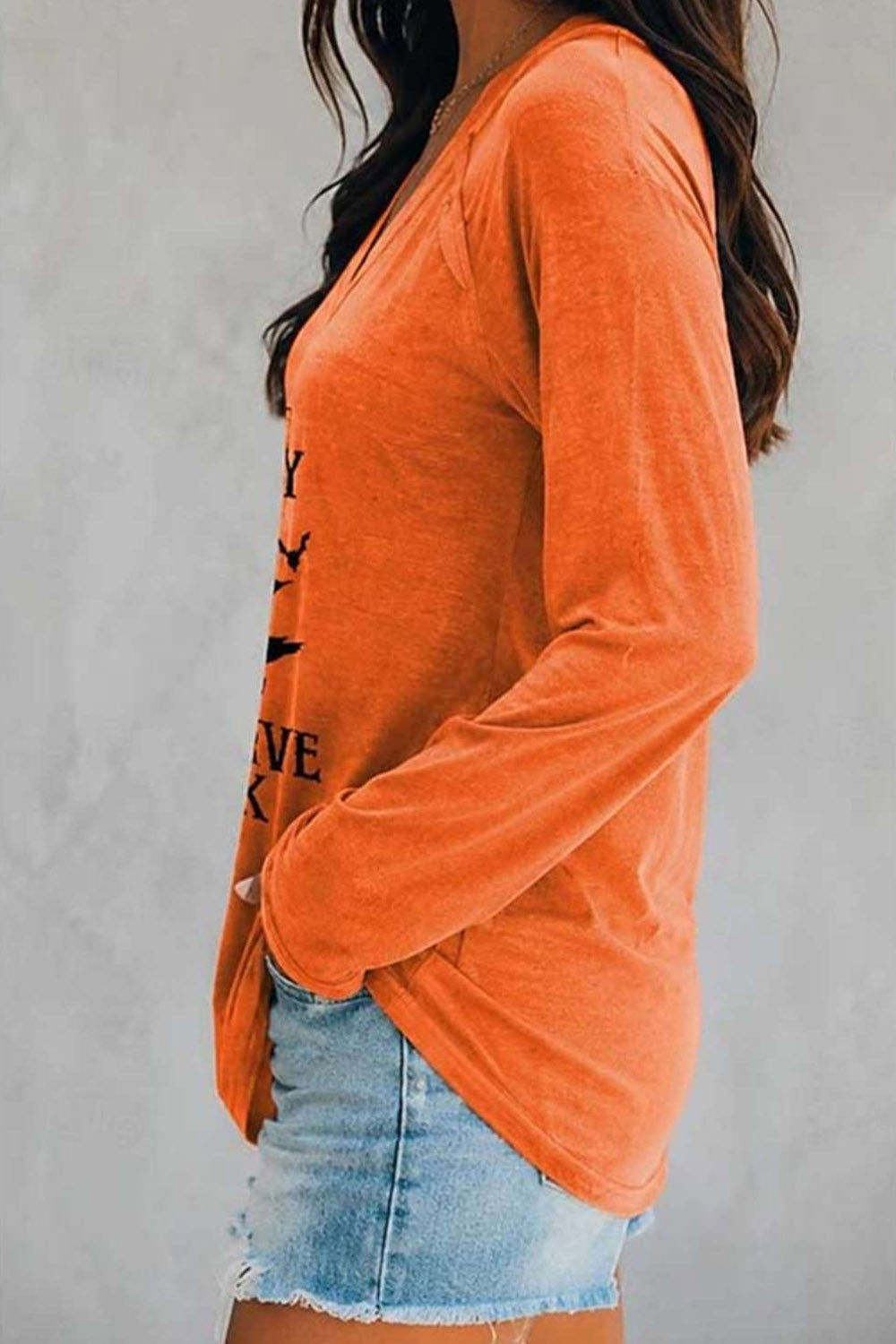 Sadie | Bluse mit Hexenmotiv und Schriftmotiv – Produktansicht 3