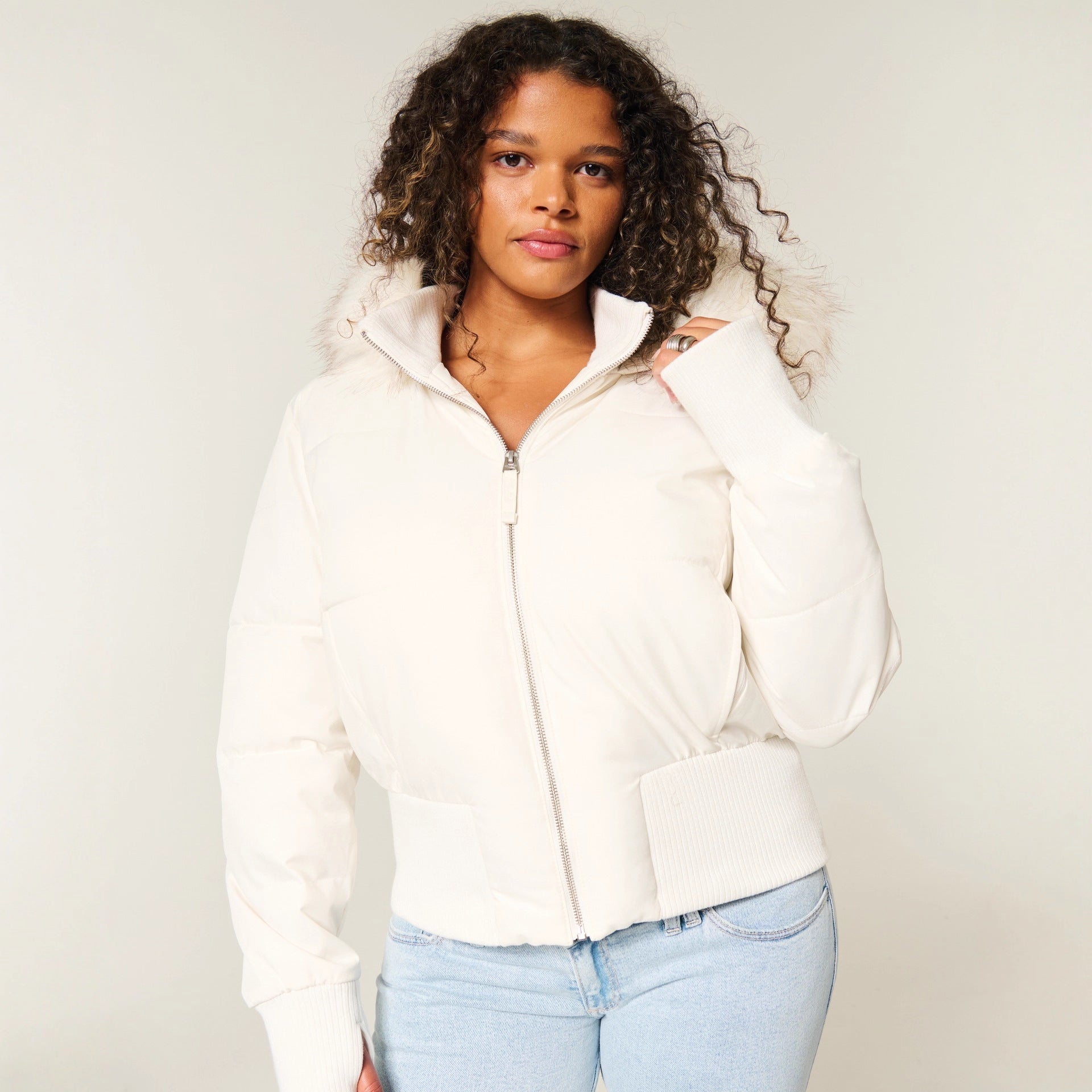Winterjacke für Damen mit Füllung und abnehmbarer Kapuze