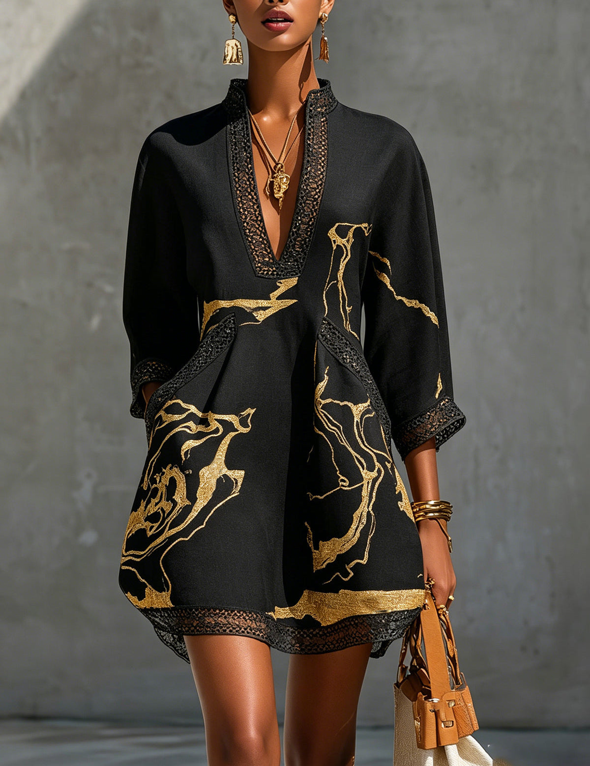 Donatella – Schwarzes Minikleid mit goldenem Marmormuster und gehäkelter Spitze – Schwarz (letzte verfügbare Artikel) – Bild 1